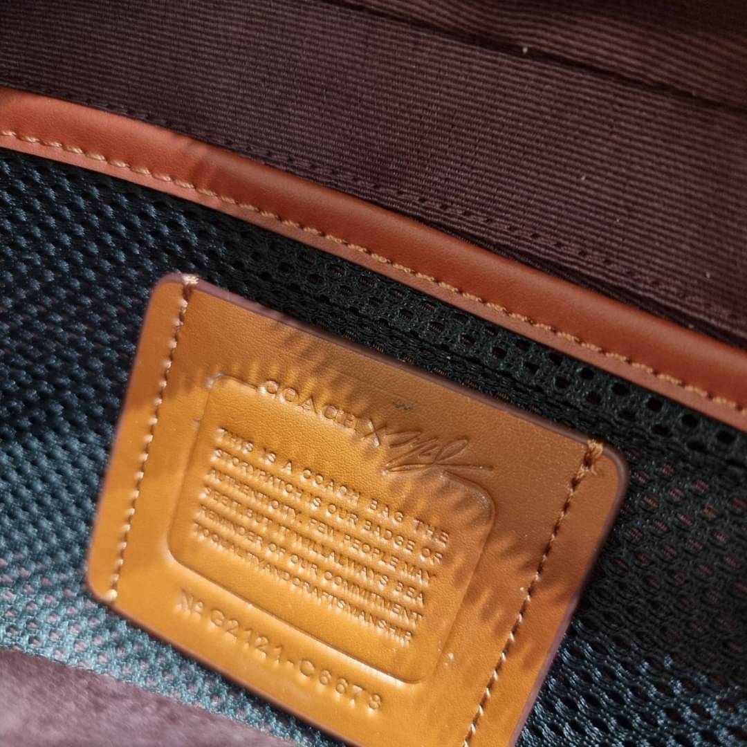 COACH C6678 LEAGUE BELT BAG IN SIGNATURE CANVAS WITH VARSITY PATCHES กระเป๋าคาดอกไซส์ใหญ่ คอลเลคชั่นที่ฮอตไม่เลิก กับดีไซน์สกีเรทโทร วินเทจ ขนาดสะพายกำลังเท่ คูลๆ ใช้งานง่าย ได้ทั้งหนุ่มๆและสาวๆ โดดเด่นด้วยแพทช์ที่สวยไม่ซ้ำใคร วัสดุหนังแคนวาสเคลือบลายสลับ