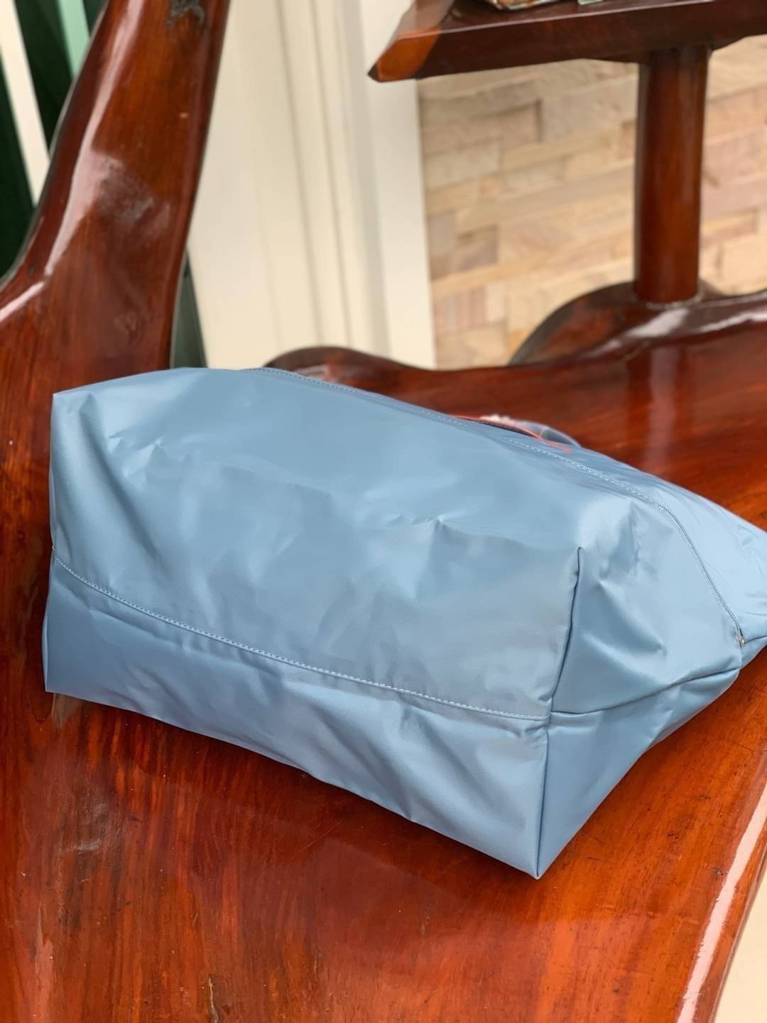 LONGCHAMP LE PLIAGE CLUB TRAVEL BAG กระเป๋าขนาดใหญ่สำหรับการเดินทาง เราเรียกที่นี้ว่า travelling bag รุ่นคลาสสิค มาพร้อมสายสะพายยาวที่ปรับและถอดออกได้ ความพิเศษของรุ่นนี้ที่ครองใจนักเดินทางทั่วโลก คือซิปรอบตรงกลางตัวกระเป๋า สามารถเปิดซิปเพื่อขยายขนาดและพั