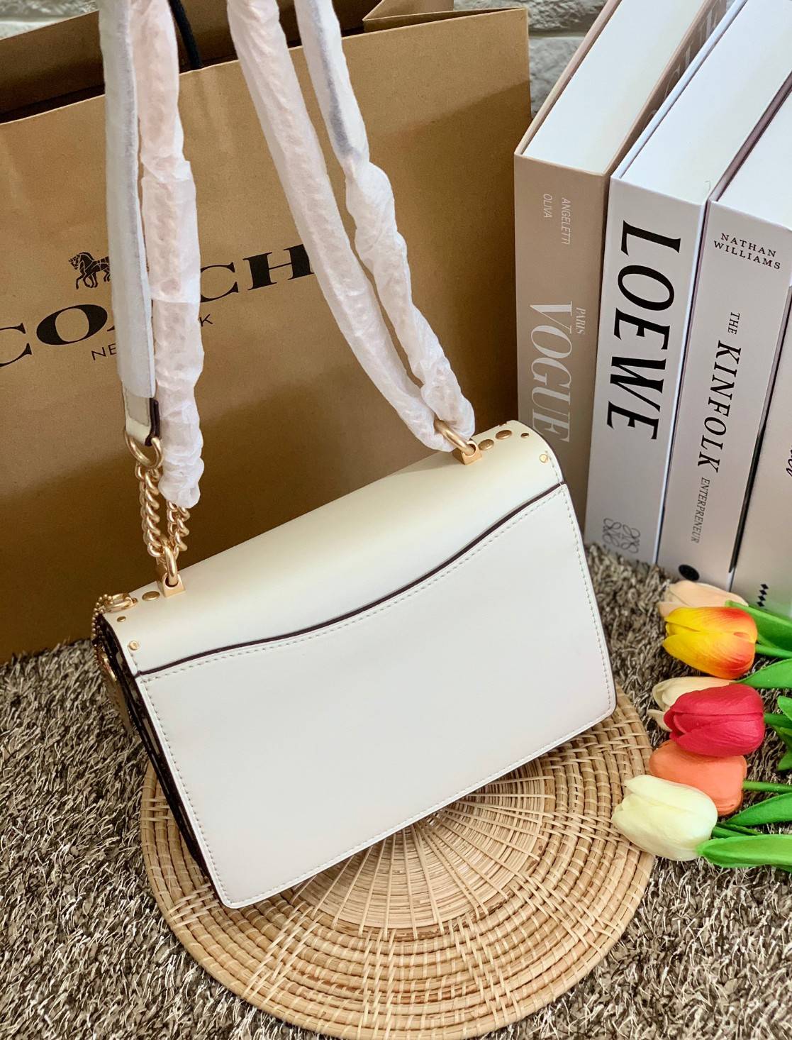 พร้อมส่งถึง8สี ห้ามพลาดค่ะ! COACH KLARE CROSSBODY BAG ((91019//91174//90400//1424//90635)) พร้อมส่งที่ไทย กระเป๋าสะพายครอสบอดี้ร์หรือสามารถทบเป็นสายคู่คล้องไหล่ได้ด้วยค่ะ หนังแท้ แต่ละสีทำลายหนังได้สวยงามแตกต่างกันออกไปนะคะ ✔️ห้อยด้วยป้ายแบรนด์แบบโ