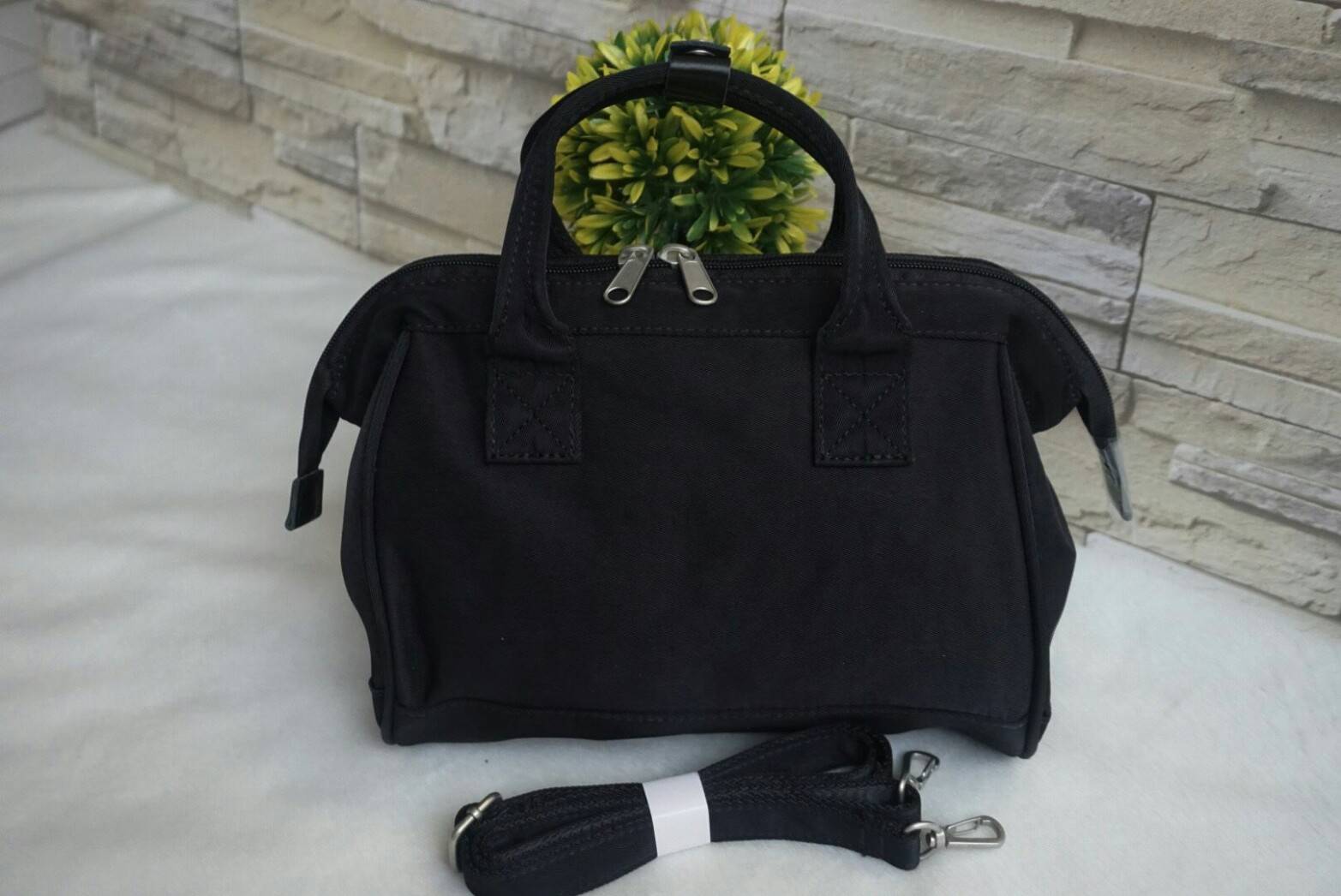 ANELLO Polyester Twill Mini Shoulder Bag AT-H1371 แบรนด์ฮิตติดลมบนในขณะนี้ กับคอลเลคชั่นใหม่เป็นรุ่นทรง Shoulder bag กระเป๋าสะพายในนี้ทำจากผ้า Polyester twill ที่มีความคงทนและมีสีสดใส กระเป๋าที่ดูจะใบเล็กๆใบนี้ สามารถบรรจุขวดน้ำ 500ml และกระเป๋าตังค์แบบยา