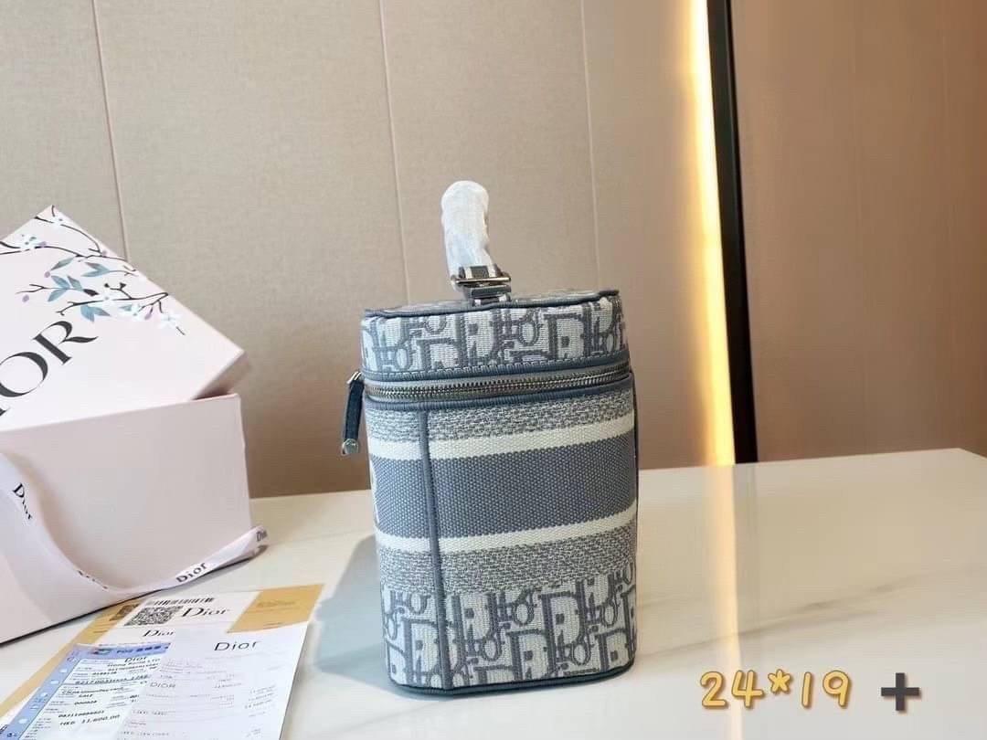 DIOR TRAVEL VANITY CASE Oblique Embroidery กระเป๋าใส่เครื่องสำอางค์ สวยคลาสสิคขนาดกำลังดี พกพาสะดวก ใช้งานง่ายสุดๆ วัสดุงานทอละเอียดคุณภาพดี ภายในเป็นช่องโล่ง ใบจริงงานสวยเกินเบอร์!! สวยงามเกินราคา ไม่ผิดหวังจ้า