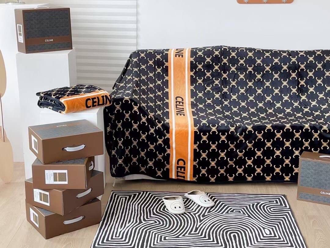 VIP GIFT 】Best Gift! Celine Blanket พร้อมส่งไอเท็มแนะนำ ผ้าห่มนุ่มนิ่ม ขนปุยๆๆ สบายผิวมาก เนื้อผ้านิ่มฟูนุ่มใช้ได้ทุกโอกาส ขนาดกำลังดี พกพาสะดวก สามารถพกไว้ใช้ในรถ ใช้ในออฟฟิศได้ จะซื้อใช้เองหรือมอบเป็นของขวัญก็ดูดีพร้อมส่งที่ไทย ราคาสุดคุ้มไม่ต้องรอพรีฯ 