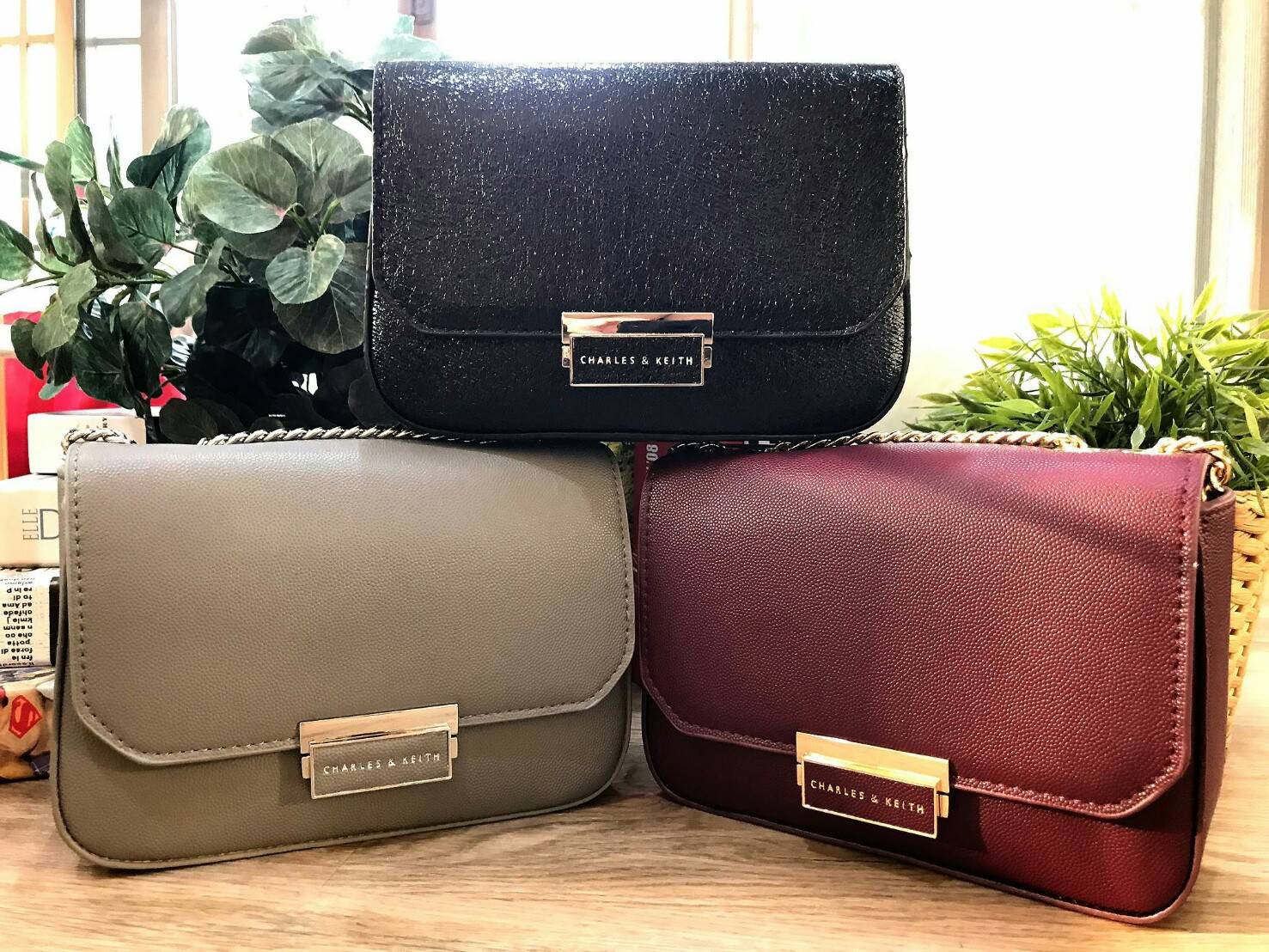 CHARLES & KEITH PUSH-LOCK CHAIN SLING BAG 2018 กระเป๋าสะพายวัสดุหนังคาเวียร์สวยอยู่ทรง ขนาดมินิกำลังดี น้ำหนักเบา เปิดปิดด้วยฝาปิดตัวล็อคปั๊มโลโก้ด้านหน้า ภายใน มีช่องซิป และช่องใส่บัตร มาพร้อมสายสะพายโซ่ยาวสามารถซ้อนสายสั้นสะพายไหล่ หรือสายยาว Crossbodyไ