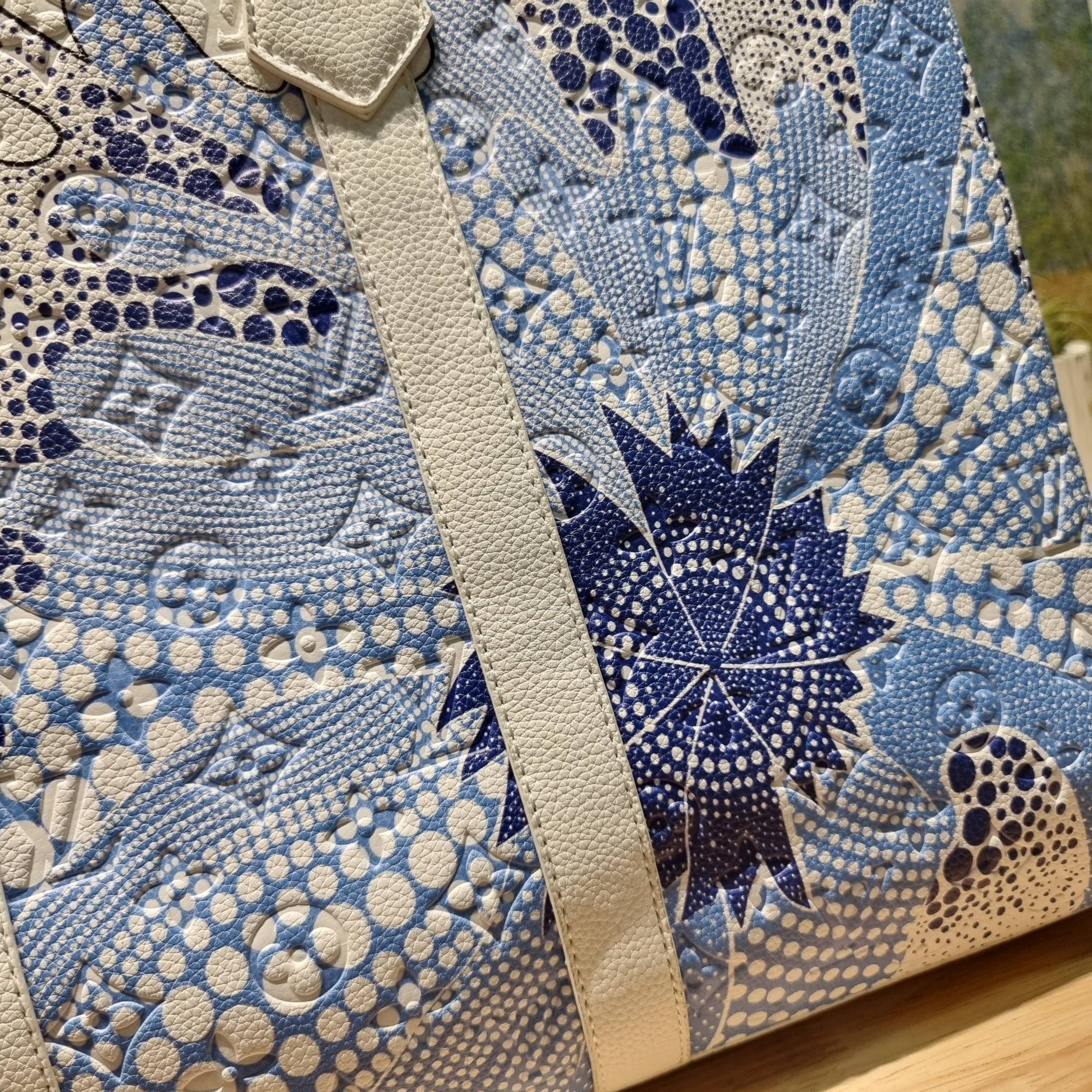 LV x YK Sac Plat 24H Bag Taurillon Monogram / LV × YK SAC CARRYALL TOTE ใหม่รับ summer สดใสฉีกทุกกฏ เพราะใช้ได้แบบยูนิเซ็กส์ กับกระเป๋าเดินทางมาในรูปแบบของทรงโท้ท ใบใหญ่ จุได้แบบจุกๆ ดีไซน์ลวดลายโดดเด่น