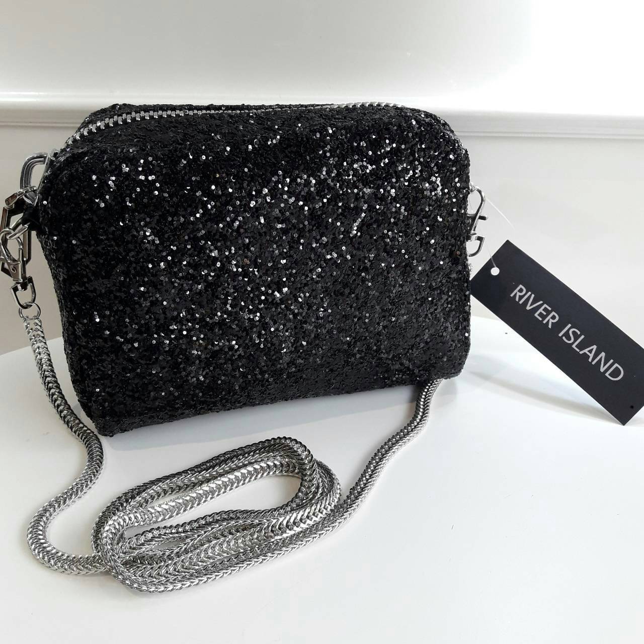 River Island glitter crossbody & cluth bag กระเป๋าทรงสวย ดีไซน์แจากแบรนด์ดัง River Island แบรนด์ดังจาก UK. โดดเด่นด้วยตัวกระเป๋า ประดับ glitter ทั้งใบ สวยโดดเด่น เปิดปิดกระเป๋าด้วยซิป ภายในกว้าง จุได้เยอะ ใส่โทรศัพท์ได้ทุกรุ่น + กระเป๋าสตางค์สั้น ใบนี้จะส
