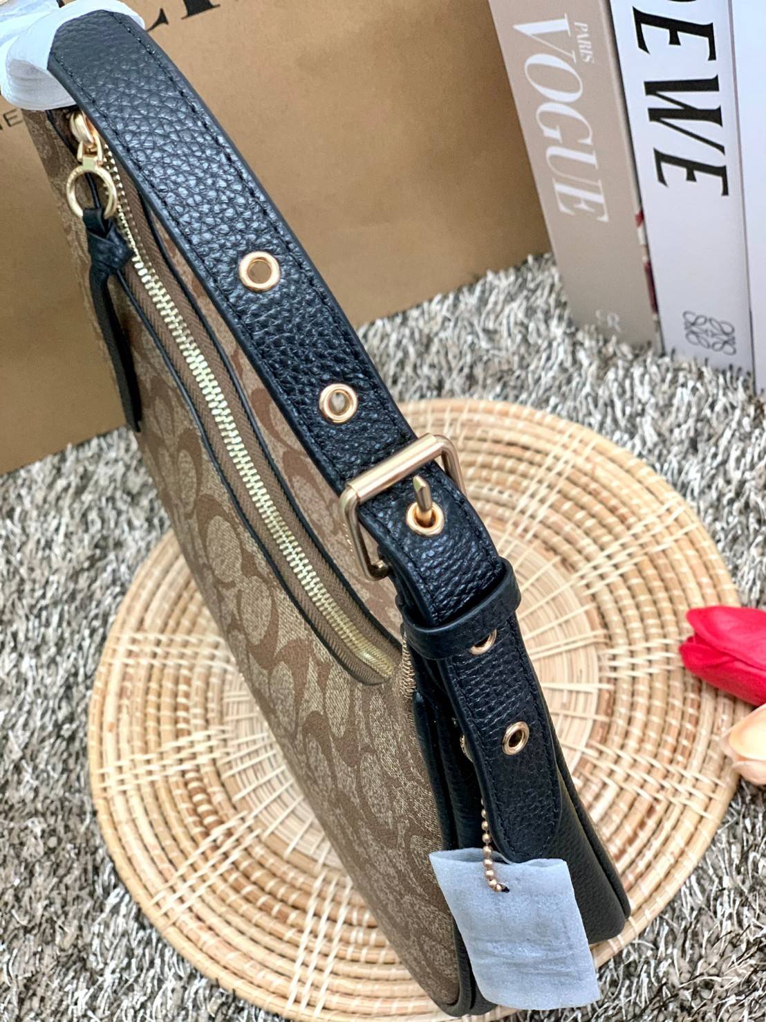 COACH BAILEY HOBO WITH WHIPSTITCH ((C4108//C1322)) พร้อมส่งที่ไทย!! สวยจริงไม่จกตาแน่นอนค่าา กระเป๋าทรงโค้ง ใช้แบบหิ้วหรือคล้องไหล่ก็ดูดี ใช้วัสดุหนังแท้ชั้นดี หนังสวยมากๆค่ะ ด้านหน้าใช้อะไหล่แบรนด์ตัวใหญ่ หรู ดูสะดุดตามีเดียว