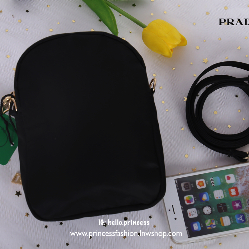 Prada Small Nylon Crossbody Bag สินค้า Premium gift จากเค้าเตอร์แบรนด์ต่างประเทศ แท้ 100% วัสดุไนล่อน คุณภาพดี น้ำหนักเบา อะไหล่ทอง สวย หรู น่าใช้มากเลยค่ะ มีช่องใส่ของ 2 ช่องซิป ด้านในใส่ของจุกจิก Iphone 8+ กระเป๋าสตางค์ใบสั้น ได้สบาย ซับในพิมพ์ลายแบรนด์