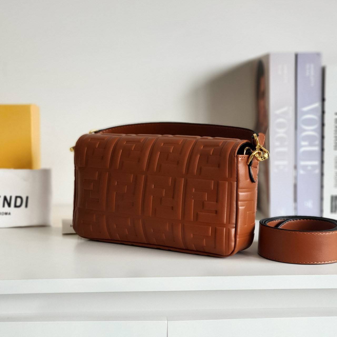 รุ่นใหม่แนะนำ!! **สวยหรูมาก กับ FENDI BAGUETTE BAG วัสดุหนังแท้ทั้งใบ ปั้มจมสัญลักษณ์แบรนด์สวยหรูมาก ด้านในบุผ้าปั้มแบรนด์ เปิดปิดด้วยกระดุมแม่เหล็ก ช่องโล่งกว้างพร้อมช่องซิป สามารถใส่ กระเป๋าสตางค์ยาวได้ มือถือได้ทุกรุ่น มาพร้อมสายสะพาย2แบบ ถอดปรับเปลี่ย