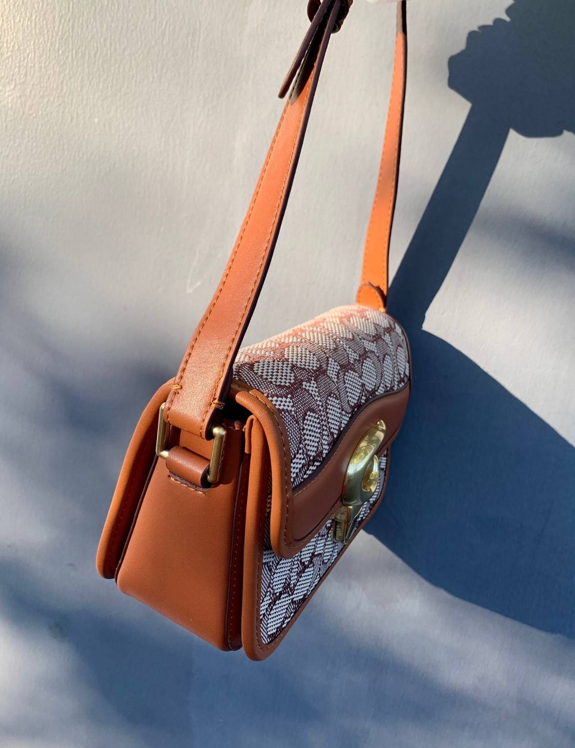 COACH STUDIO SHOULDER BAG 19 IN SIGNATURE JACQUARD ((C7937)) พร้อมส่งที่ไทย ยังไงต้องมีแล้วล่ะสาวๆๆ กระเป๋าสะพายแบบครอสบอดี้ร์ วัสดุJacquard ทอลายแบรนด์+หนังแท้ ได้ลงตัว ลุคคลาสสิค ดูดีมากๆค่ะ ด้านหน้าประดับด้วยโลหะโลโก้แบรนด์ตัวใหญ่ หรู พร้อมที่เปิดปิดแบ