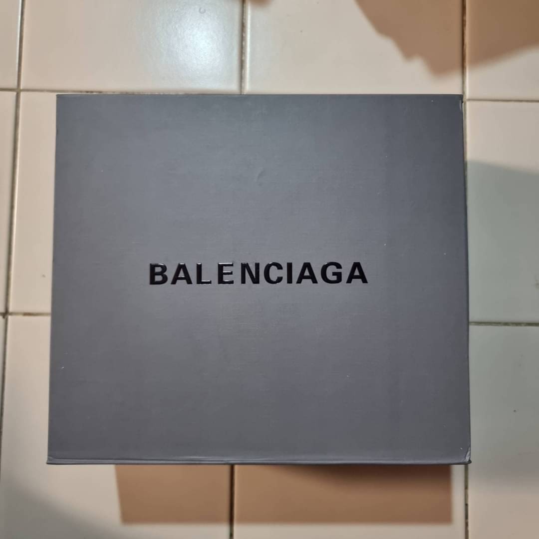 GUCCI x Balenciaga Horsebit 1995 รุ่นเด็ดสุด!! ฮ็อตสุด!! ที่ไม่ว่าใครก็ต้องรอคอย กับโปรเจคสุดเลิศ Balenciaga × Gucci strap shoulder bag กระเป๋าสะพายไหล่/สะพายข้าง ดีไซน์ใหม่ที่คอลแลบระหว่าง 2 แบรนด์สุดโต่งในเรื่องแฟชั่น รับรองความสวยไม่โป๊ะ วัสดุหนังแคนวา