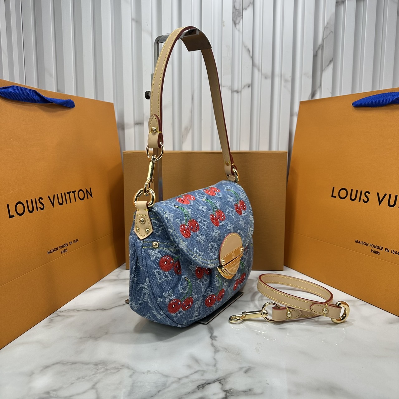 ORI หนังแท้ | LV x TM Sunset bag Monogram cherry denim กระเป๋าถือไอเท็มโดดเด่นมีชีวิตชีวา เดนิมปักลายเชอร์รี่สีสันสดใสสะดุดตาสะท้อนสไตล์ไอคอนิก
