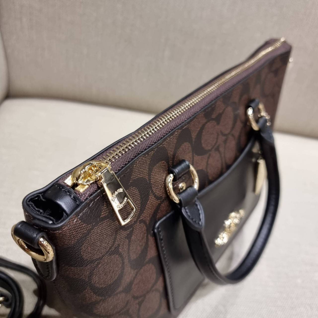 COACH F38089 MINI EMMA SATCHEL IN SIGNATURE CANVAS รุ่นหายาก รุ่นที่สาวๆตามหา จัดมาให้สมกับที่รอคอยกันไปเลยจ้า!! เป็นรุ่นที่ดีไซน์ออกมาให้ใช้งานง่าย สะดวก สวย หรู ดูดี!! กระเป๋าสะพายทรงสวย วัสดุหนังแคนวาสเคลือบลาย มาพร้อมสายสะพายข้างและหูจับในตัว ถอดออกถื