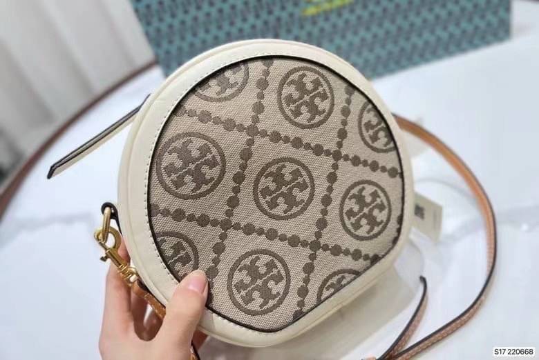 TORY BURCH MINI T MONOGRAM FLORAL BAG / Tory Burch crossbody Bag คอลเลคชั่นใหม่ พร้อมเสิร์ฟความสวยให้ถึงบ้าน!! กระเป๋าทรงยอดนิยม ไซส์มินิ ดีไซน์ใหม่ล่าสุด สไตล์งานคราฟ มีลูกเล่นประดับดอกไม้กับตัวกระเป๋า วัสดุผ้า jacquard ตัดสลับหนัง ภายในโล่งกว้าง ใส่ของส