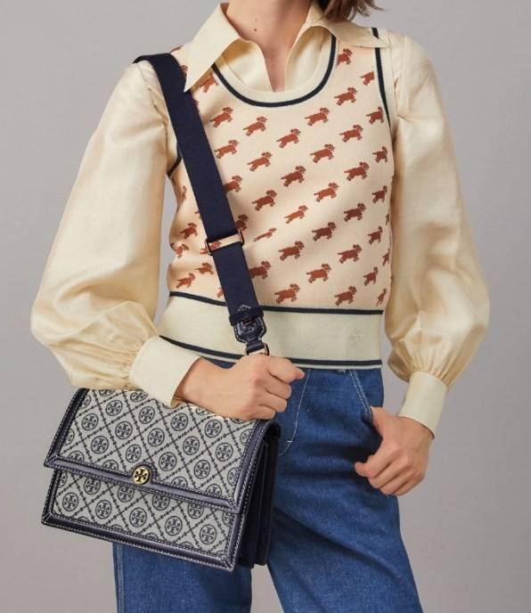คุณภาพจัดเต็มกันเลยค่าา😘Tory Burch T Monogram Jacquard Shoulder Bag ห้ามพลาด! กระเป๋าสะพายแบบครอสบอดี้ร์ วัสดุJacquard+หนังแท้ชั้นดี ได้ลงตัวสวยงาม รูปแบบร่วมสมัยตามแบบฉบับแบรด์ได้ดีทีเดียวค่ะ! เปิดปิดกระเป๋าแบบอะไหล่แบรนด์ล็อคแม่เหล็ก