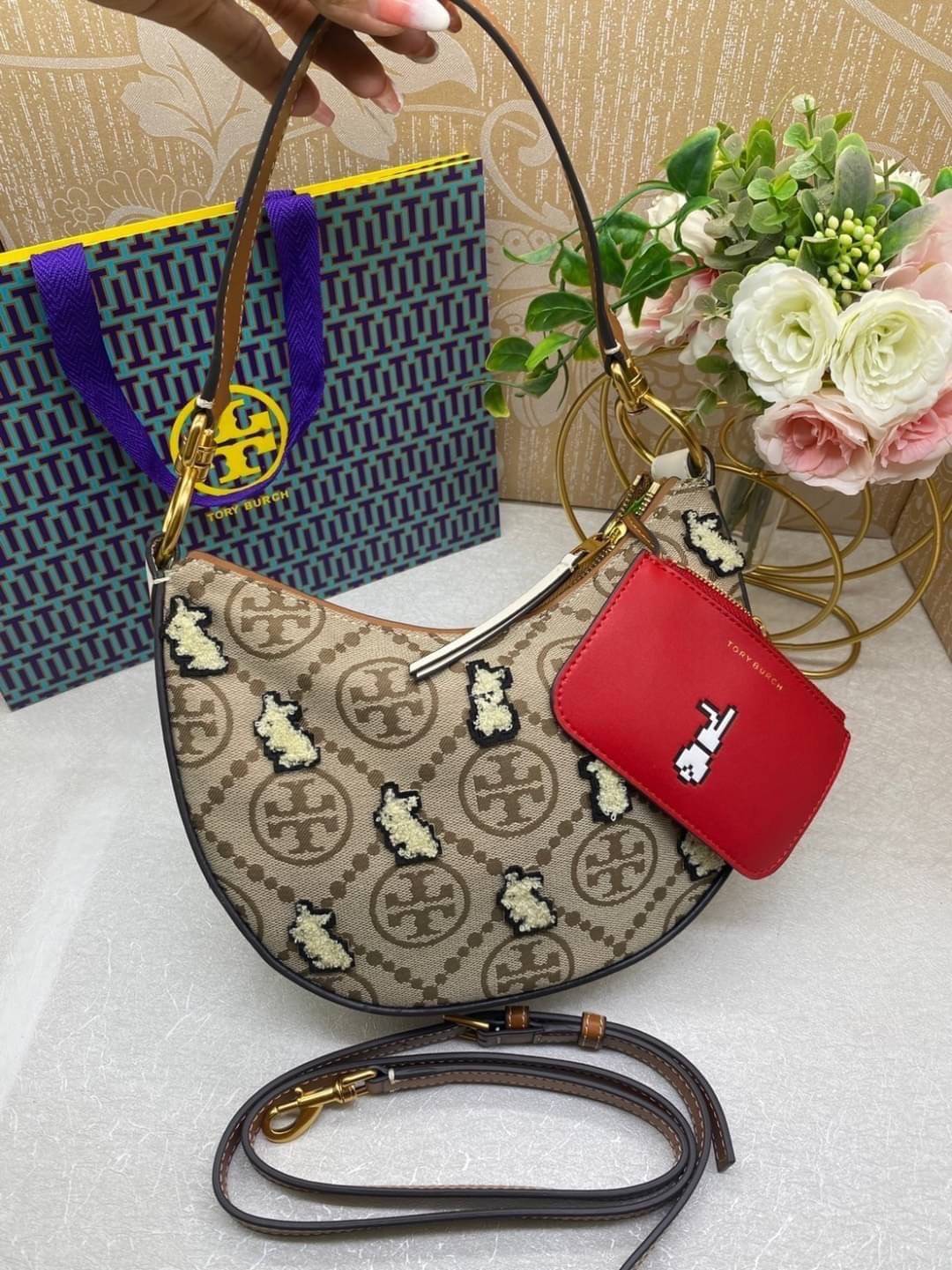 TORY BURCH Mini T Monogram Embroidered Rabbit Crescent Bag 🐇 คอลเลคชั่นกระต่ายสุดร้อนแรงแห่งปี 🥕🥕 คอลเลคชั่นทีบ่งบอกสไตล์ที่ทันสมัยทรงครึ่งวงปักลายกระต่ายบนกระเป๋าสุดน่ารัก โด่ดเด่น