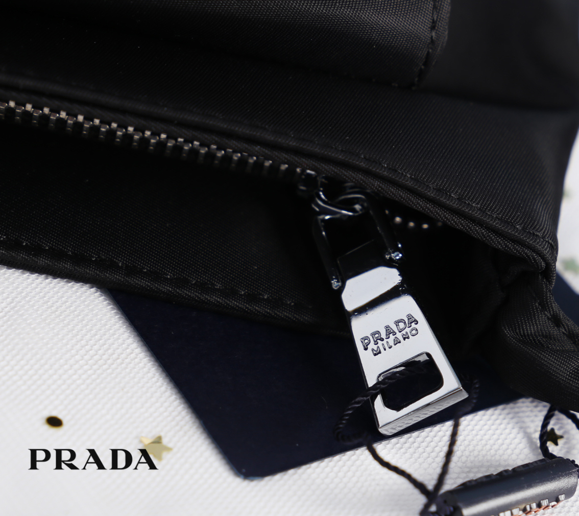 PRADA nylon Handbag วัสดุทำจากผ้าNylon อยู่ทรงสวยค่ะ อะไหล่เงินทั้งใบ สายสามารถสะพายไหล่ คล้องแขนได้
