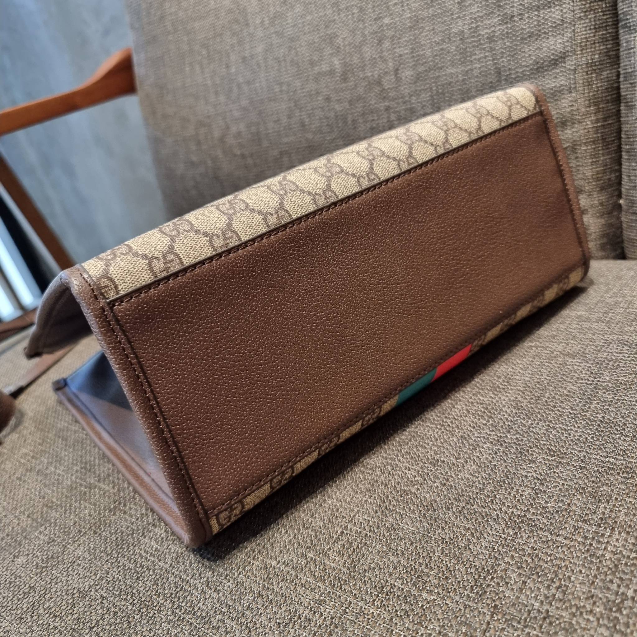 GUCCI Tiger GG small tote ใบใหญ่ ร้อนแรงไฟลุก!! ต้อนรับปีเสืออย่างเป็นทางการ จัดให้แบบเลิศๆ กับกระเป๋าทรงโท้ท วีไอพีพรีเมี่ยมกิ๊ฟ ไซส์ใหญ่ โดดเด่นด้วยจัมโบ้ฟอนท์ สวยเอกลักษณ์ วัสดุหนังแคนวาส ภายในโล่งกว้างมาก ใส่ของแบบแน่นๆ จุๆไปได้เลย หมดห่วง!! และยังมีส