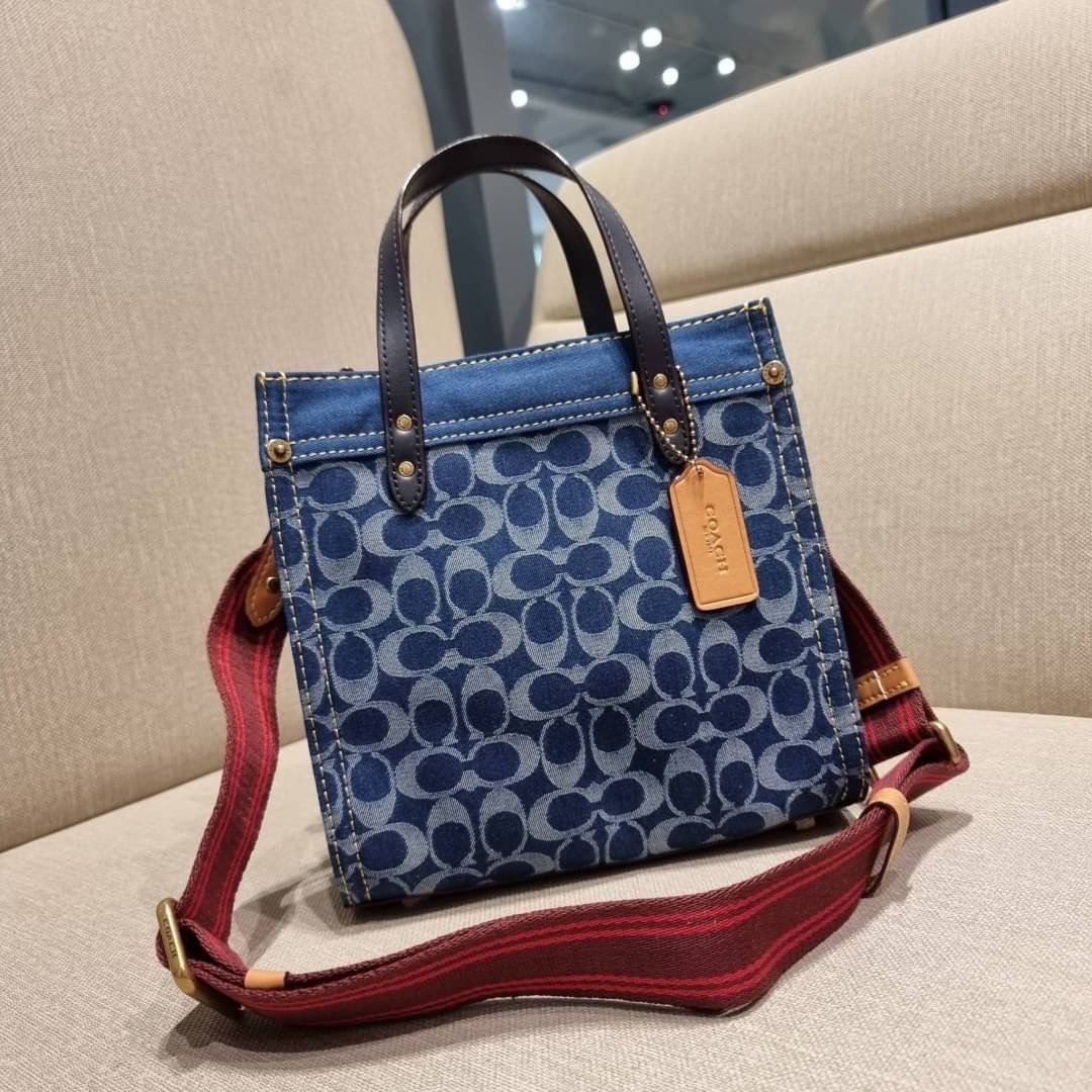 COACH CA580 FIELD TOTE 22 IN SIGNATURE DENIM คอลเลคชั่นสุดคลาสสิค ดีไซน์สวยหรูดูแพงในไอเท็มเดียว กระเป๋าทรงโท้ท ไซส์กำลังสวย น่าใช้ ชิคๆคูลๆมาก ฟังก์ชั่นการใช้งานสะดวกที่สุด มีทั้งสายคล้องแขนในตัว และสายครอสบอดี้แบบสปอร์ตเส้นใหญ่ วัสดุผ้าเดนิมตกแต่งลวดลาย