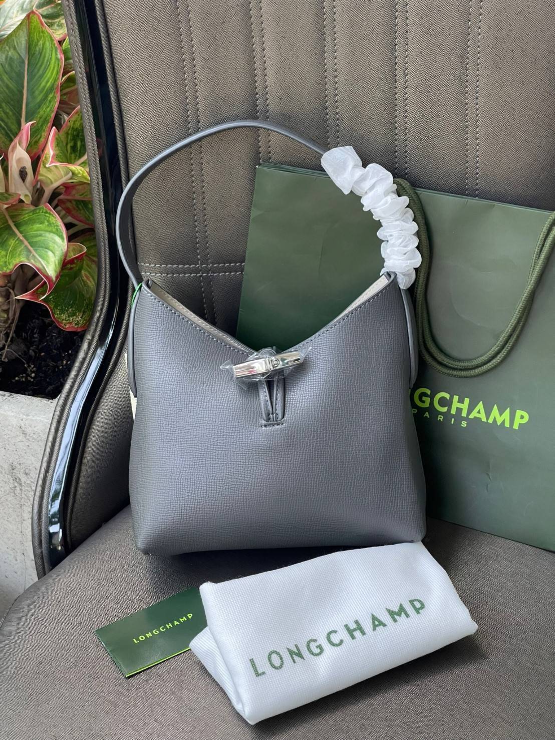 Longchamp ROSEAU Sac porté épaule XS กระเป๋าสะพายไหล่ซึ่งเป็นหนึ่งในแฟชั่นไอเทมที่สาว ๆ ส่วนใหญ่จะต้องมีไว้ใช้งานกันอย่างน้อยคนละหนึ่งใบแน่นอน ใช้งานสะดวก คล่องตัว ทั้งยังมีดีไซน์ให้เลือกหลากหลายตั้งแต่แบบหรูหรา น่ารักสดใส ไปจนถึงเรียบโก้ ให้คุณเลือกหยิบม