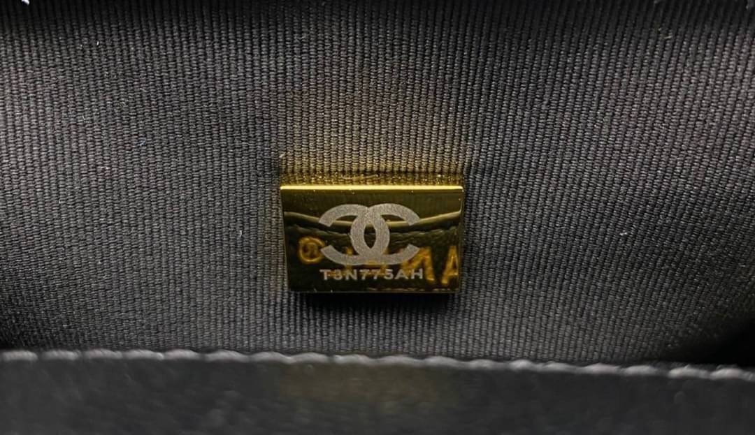 Chanel Mini Handle Flap bag / Chanel mini square flap bag with handle “school memory bag” เกรดออริจินอล กระเป๋าสะพายทรงเหลี่ยมมาใหม่ พร้อมหูหิ้วด้านบน งานหนังสวยมาก เปิดด้านหน้า หนังคาเวียร์ลายคลาสสิค รุ่นยอดนิยมไอเท็มฮิต