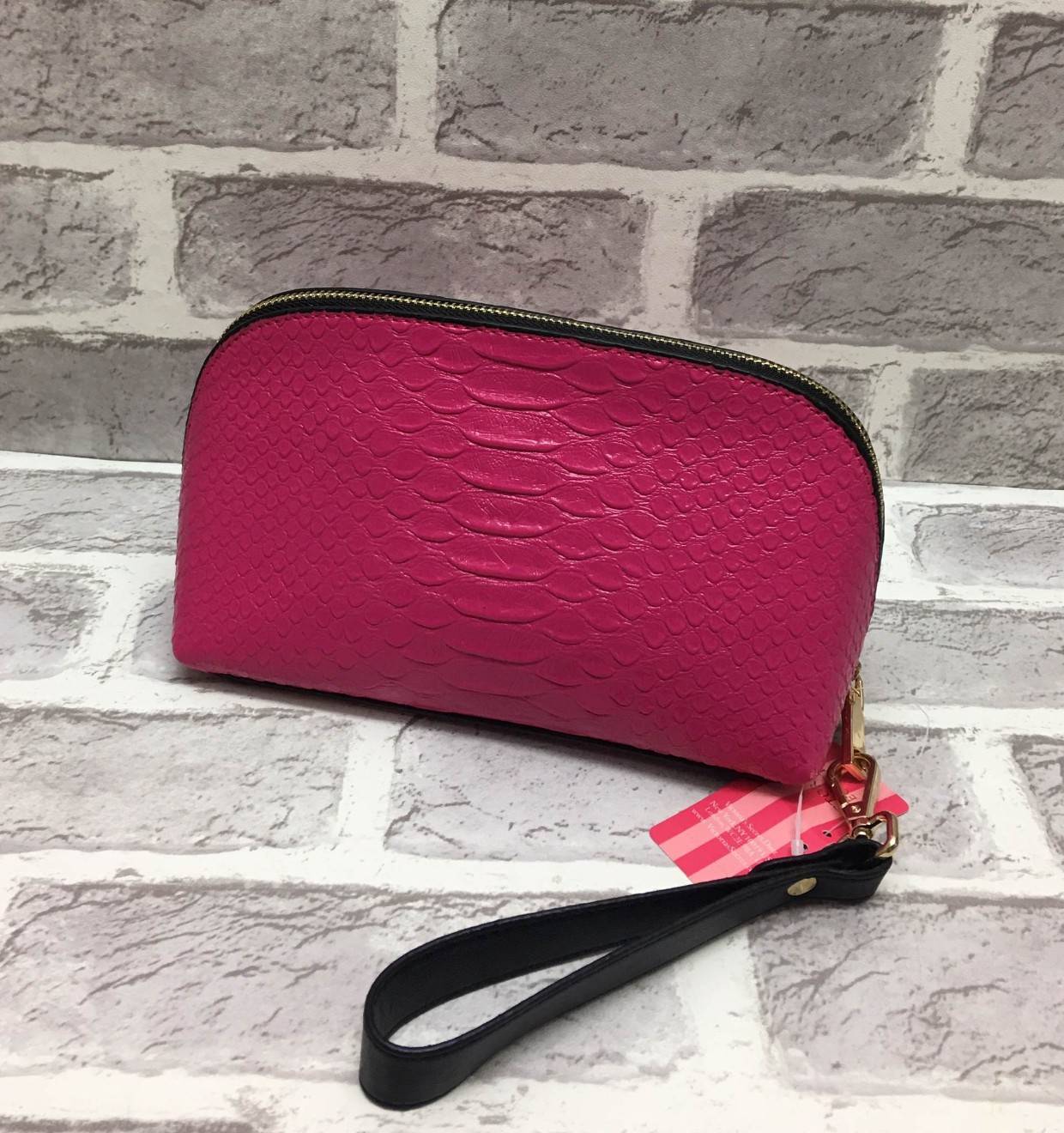 New Arrival Victoria' Secret Pu Croc Bag พร้อมส่งความปัง เหล่าสาวกนางฟ้าไม่ควรพลาดค่ะ กระเป๋าหนังลายจรเข้อยู่ทรงสวยหรู ด้านหน้าติดอะไหล่โลโก้แบร์นหรู เปิดปิดกระเป๋าด้วยซิปคุณภาพดี ด้านในโล่ง มีช่องซิปหนึ่งช่อง ช่องเล็กอีก 2 ช่องค่ะ มาพร้อมสายคล้องมือ