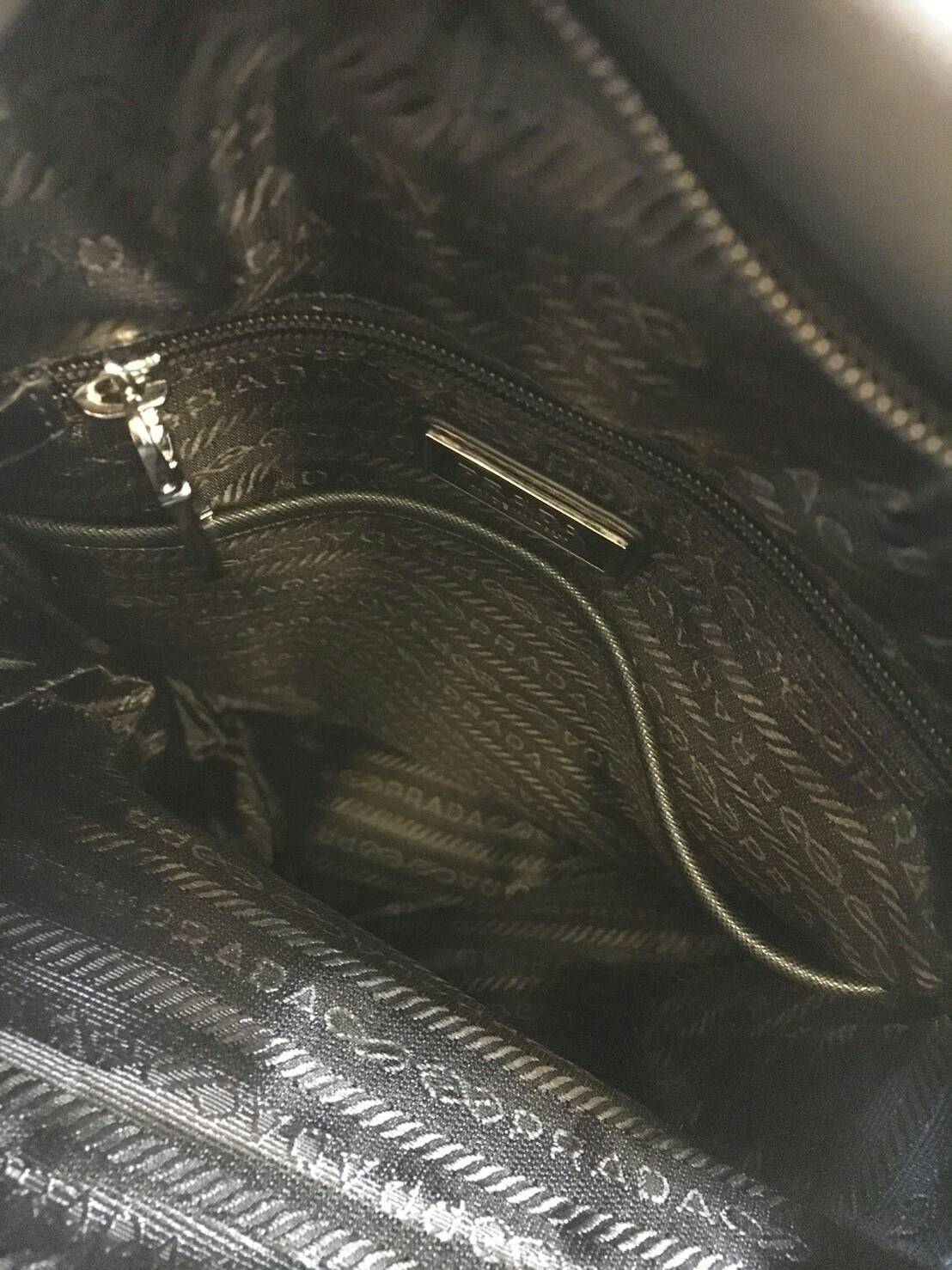 Mini งานมินิน่ารัก🌸🌼 เข้าแล้วคะ งานพรีเมี่ยมกิ้ฟ จากเคาเตอร์ต่างประเทศคะ มาฝาก จากแบรนด์ PRADA *premiumgift ค่า เป็นกระเป๋าผ้า nylon silk *ไซส์มินิ เนื้อหนาซับในอย่างดี จุดเด่นคือ กระเป๋าสามารถ ปรับ ได้ 2 ทรงคือ ผูกเชือกกระเป๋า หรือ ดึงเชื