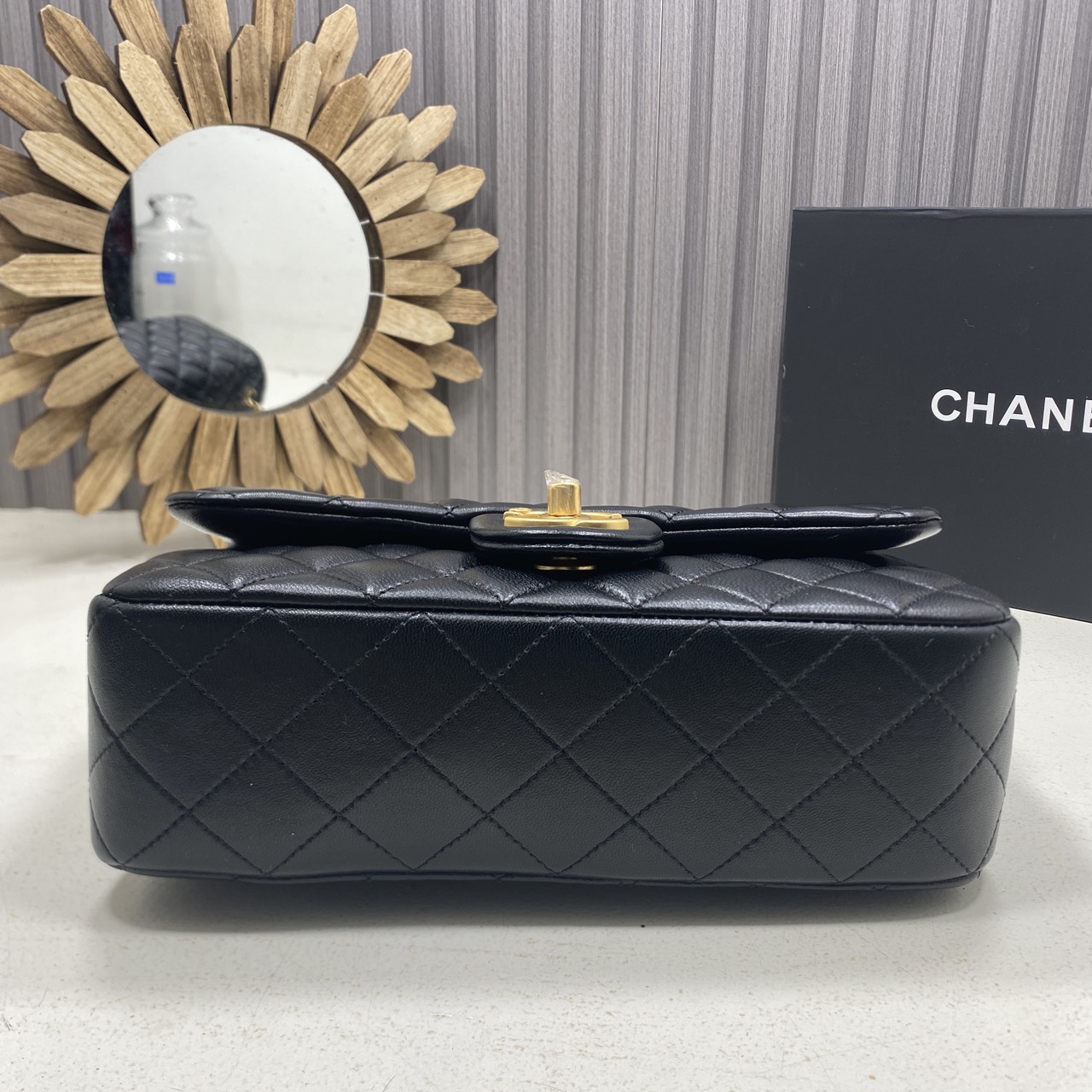ORI หนังแท้ | Chanel Classic Flap Bag กระเป๋าสะพายรุ่นคลาสสิก สายประดับโลโก้สวยหรูอะไหล่สีทองสวยงาม
