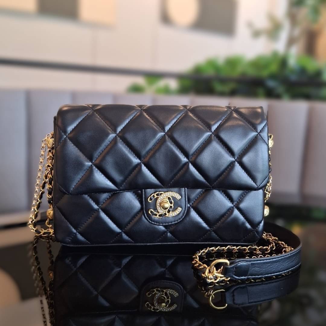 CHANEL flap bag with chain / CHANEL VIP CROSSBODY BAG กระเป๋าทรงสะพายข้าง หนังพียูพรีเมี่ยมหนังนิ่ม อะไหล่ทองวินเทจทั้งใบ