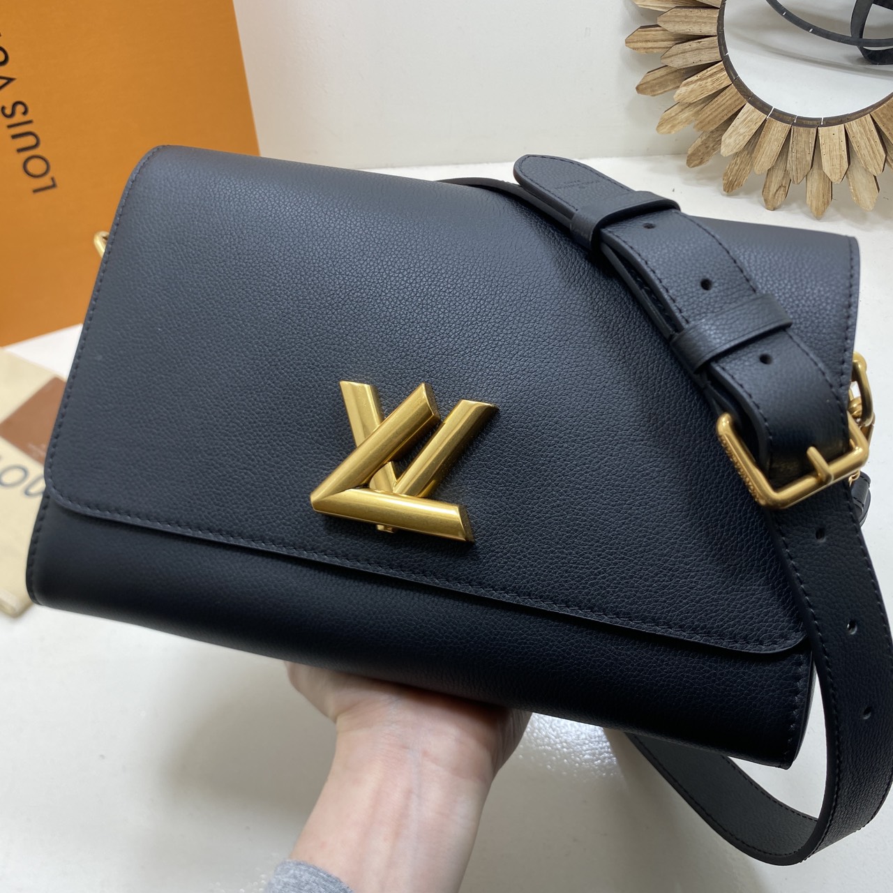 TOP ORI หนังแท้ | เกรดดีสุด LV Soft Twist Handbag กระเป๋าถือสุดไอคอนิก ถือเป็นกระเป๋าคู่ใจที่สมบูรณ์แบบสำหรับทุกวัน