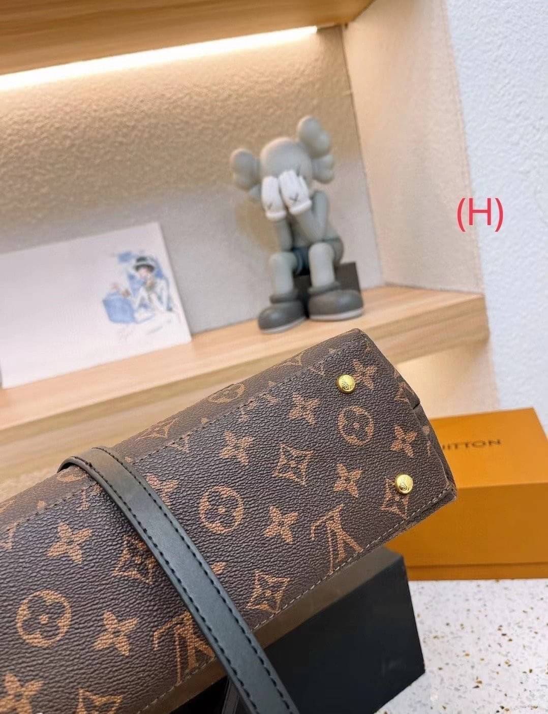 LV Cluny Monogram กระเป๋าสะพายหนังลายโมโนแกรมเปิดหน้า เป็นอีกทรงที่ขายดีมากเพราะใช้งานง่ายใช้ได้อเนกประสงค์ ด้านในกว้าง งานใช้สลับขึ้นแบบจากงานจริงเป๊ะเที่ยบเท่า แรร์ไอเท็มที่สาวๆต้องมี! มีหูจับในตัวและสายครอสบอดี้มาให้ ใช้งานง่าย เหมาะกับทุกสไตล์การแต่งต