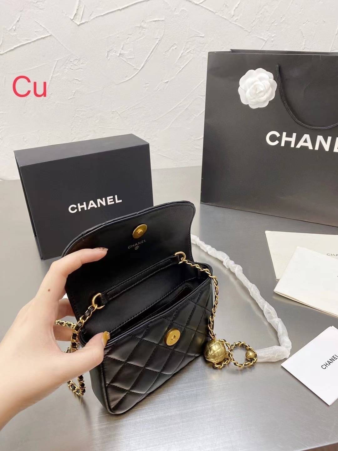 Chanel Pearl Crush with Chain / Chanel Mini crossbody bag กระเป๋าสะพายข้างหรือสะพายเป็นครอสบอดี้ รอบนี้เข้า 5 สีเลย ได้ใบนี้ไปถือออกงาน ก็สวยหรูดูแพงสุดๆค่า!!