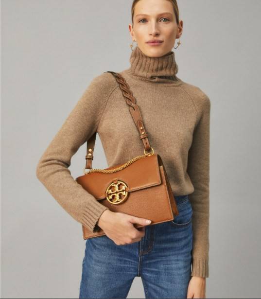 สวยจริงไม่จกตาจ้าา😘 TORY BURCH MILLER SHOULDER BAG BRAIDED STRAP LARGE ((81668)) พร้อมส่งที่ไทย! กระเป๋าหิ้วและสะพายไหล่ได้ในตัว หนังแท้ลายหนังสวยมากๆค่ะ ด้านหน้ามีอะไหล่โลโกแบรนด์ หรู สะพุดตาทีเดียว เปิดปิดกระเป๋าแบบฝาปิด ภายในมีช่องหลักใส่ของ2ช่