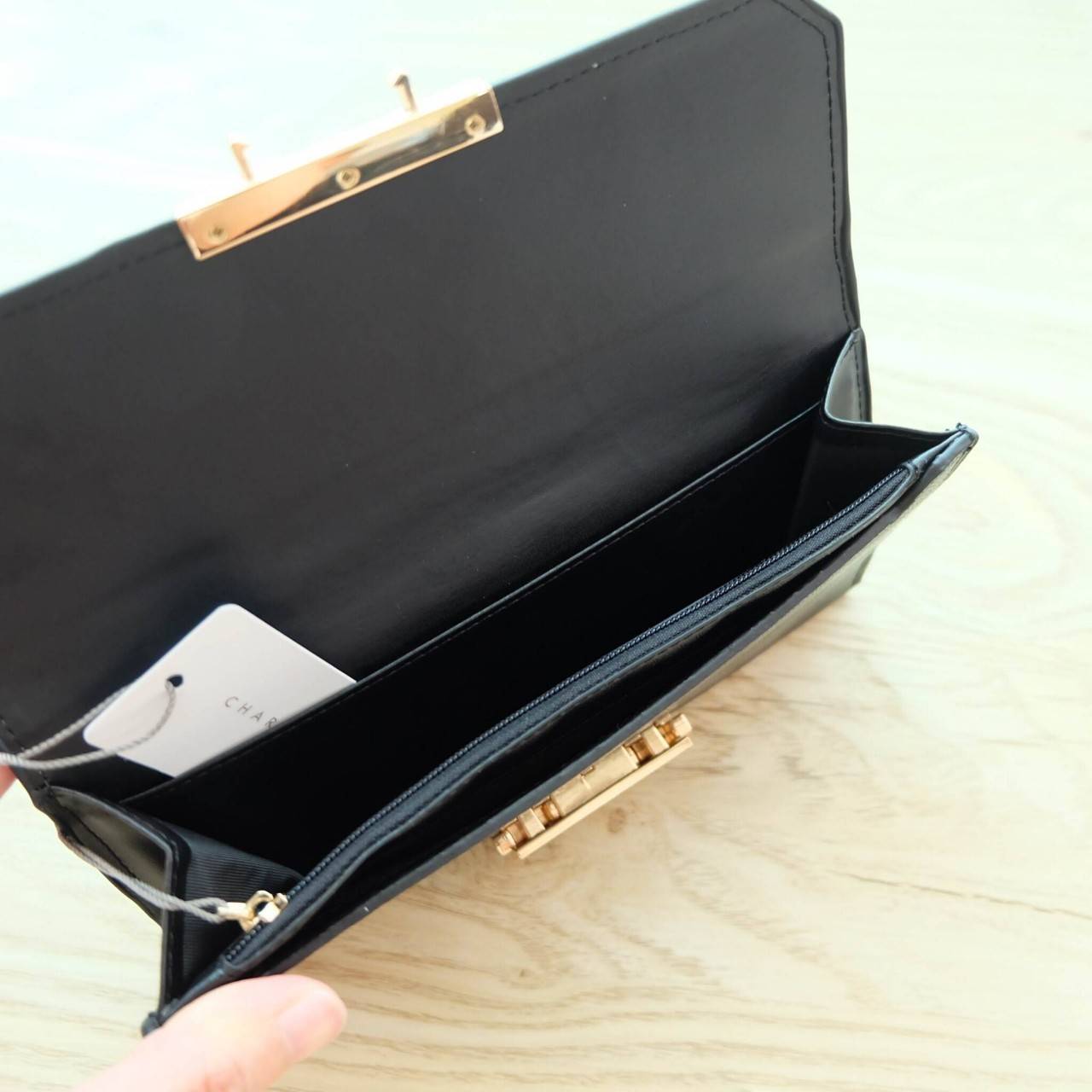 Charles & Keith Push-Lock Long Wallet กระเป๋าเงินใบยาววัสดุหนังลายคาร์เวียร์ ด้านหน้าปั๊มโลโก้แบรนด์ เปิดปิดแบบตัวล็อก ด้านในมีช่องซิปใส่เหรียญและธนบัตร ด้านหลัง มีตัวล็อคแบบกระดุม จุบัตรได้ถึง 12 ใบ รุ่นนี้สวยหรูเกินราคา ด้านหน้าเปิด - ปิดด้วยตัวกดล็อคทั