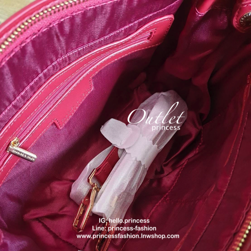 กระเป๋าถือ/สะพายข้าง ขนาดกลาง ด้านหน้าปั๊มโลโก้แบรนด์ ด้านหน้าเป็นหนังเรียบตัดกับด้านข้างเป็นหนังคาร์เวียร์ออกแบบมาให้เรียบหรู ด้านหลังมีซิป 1 ช่อง หูกระเป๋าสามารถพับลงได้ ส่วนด้านในกว้างมากค่ะ ออกแบบมาให้ใส่ของได้จุใจแบบไม่มีช่องแบ่ง มีช่องซิปด้านข้างและ