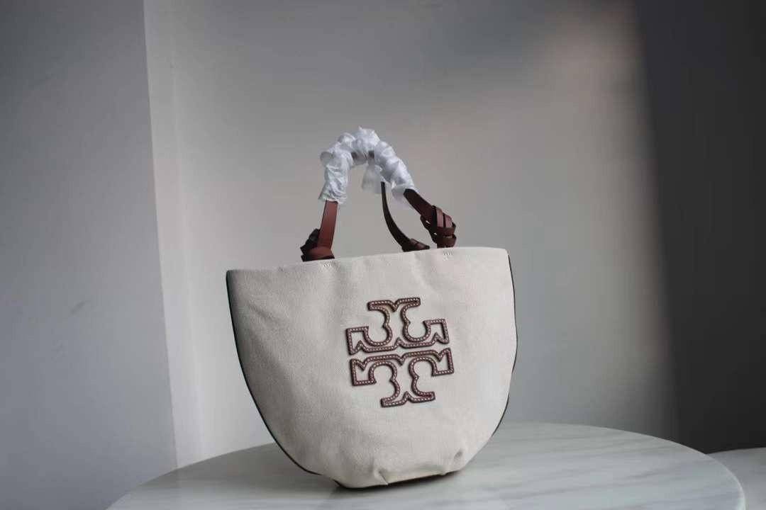 Tory Burch Small Canvas Round Tote กระเป๋าถือหรือสะพายไหล่ วัสดุผ้าcanvas รูปทรงโค้งมน ด้านในโล่ง มี1ช่องซิปและ1ช่องเล็ก น้ำหนักเบา จุของได้เยอะ มาใหม่ล่าสุดไม่ควรพลาดเลยค่า