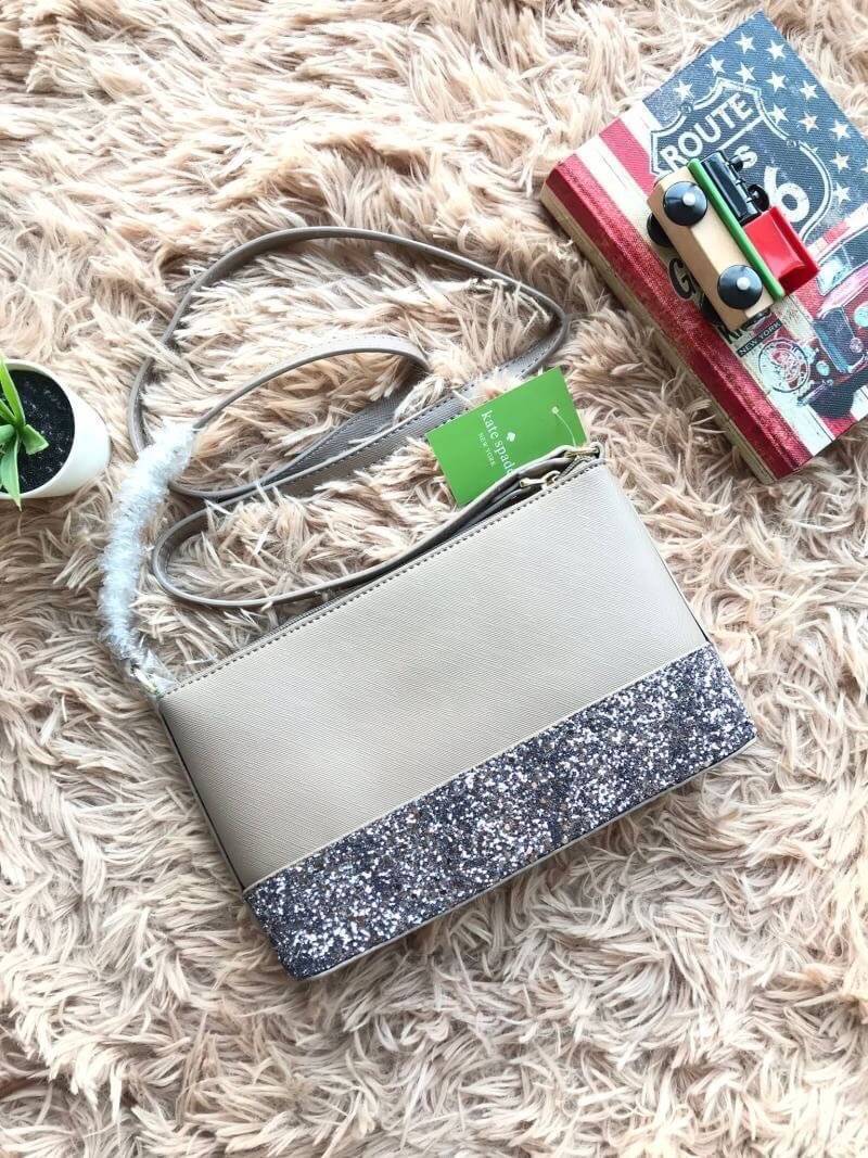 Kate Spade New York Greta Court Ramey Gritter Crossbody Bag กระเป๋าสะพายที่มีดีเทลเป็นกริชเตอร์วิ้งที่ก้นกระเป๋า ด้านบนหนังsaffiano เปิดปิดด้วยซิปเดียวด้านบน ภายในใส่กระเป๋าสตางค์ยาว มินิไอแพคได้ สายสะพายยาว118cmปรับไม่ได้ ขนาดกำลังดีสวยน่าใช้เลยคร้า!!