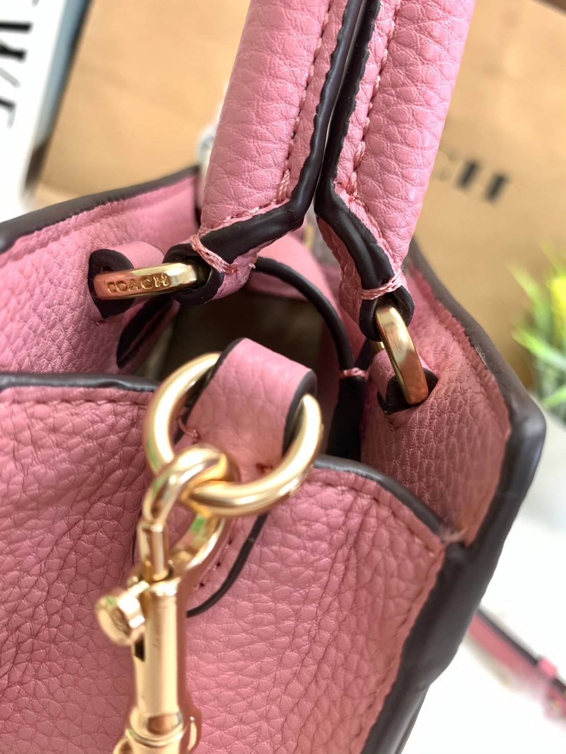 COACH MINI PEPPER CROSSBODY WITH HEART PETAL PRINT ((C7599)) พร้อมส่งที่ น้องใหม่ล่าสุดค่าา! กระเป๋าสะพายครอสบอดี้ร์ หรือหิ้วออกงานก็สวยไม่น้อยทีเดียวค่ะ หนังแท้นิ่มสวย ตัวกระเป๋าทำลายดอกหัวใจได้สวยงามน่าใช้มากๆเลยค่ะ