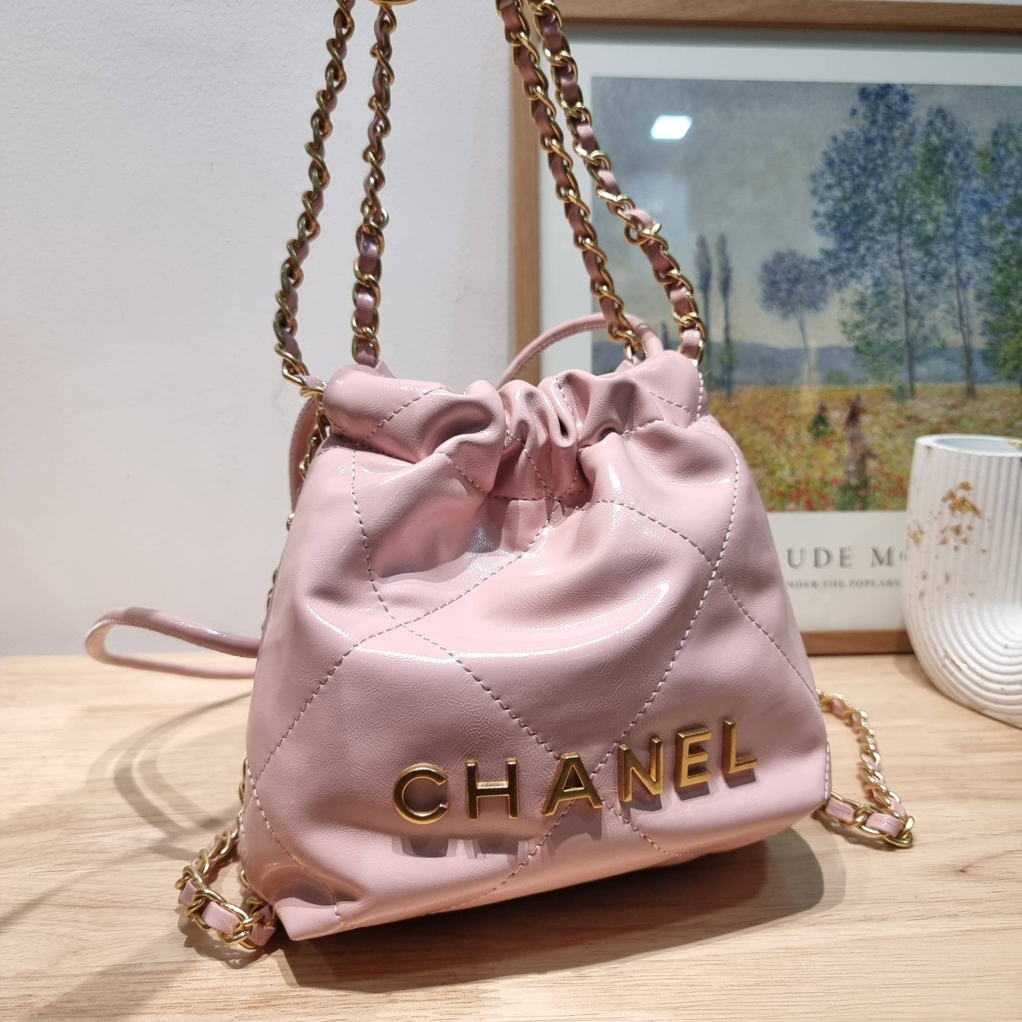 Chanel 22 mini bag / CHANEL 22 MINI HANDBAG พร้อมส่ง 4 สี กระเป๋าสะพาย ดีไซน์เรียบหรู โดดเด่นจากสายสะพายโซ่สีทอง และเหรียญโลโก้ ใช้ได้ง่ายๆไปเลยทุกโอกาส