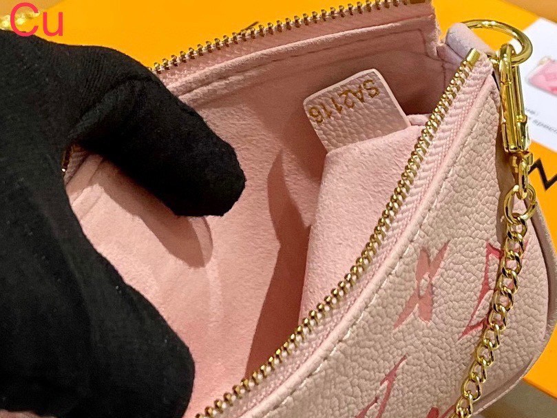 LV Mini Pochette Accessoires กระเป๋าทรงพอชไซส์มินิน่ารัก สวยงามน่าหลงใหล มาพร้อมสายโซ่ประดับมุกและหัวใจ สุดคุ้มปรับใช้ได้ตามต้องการ ถือออกงานดูแพง แมชชุดน่ารัก ได้ใบนี้ไปคุ้มแน่นอนค่ะ