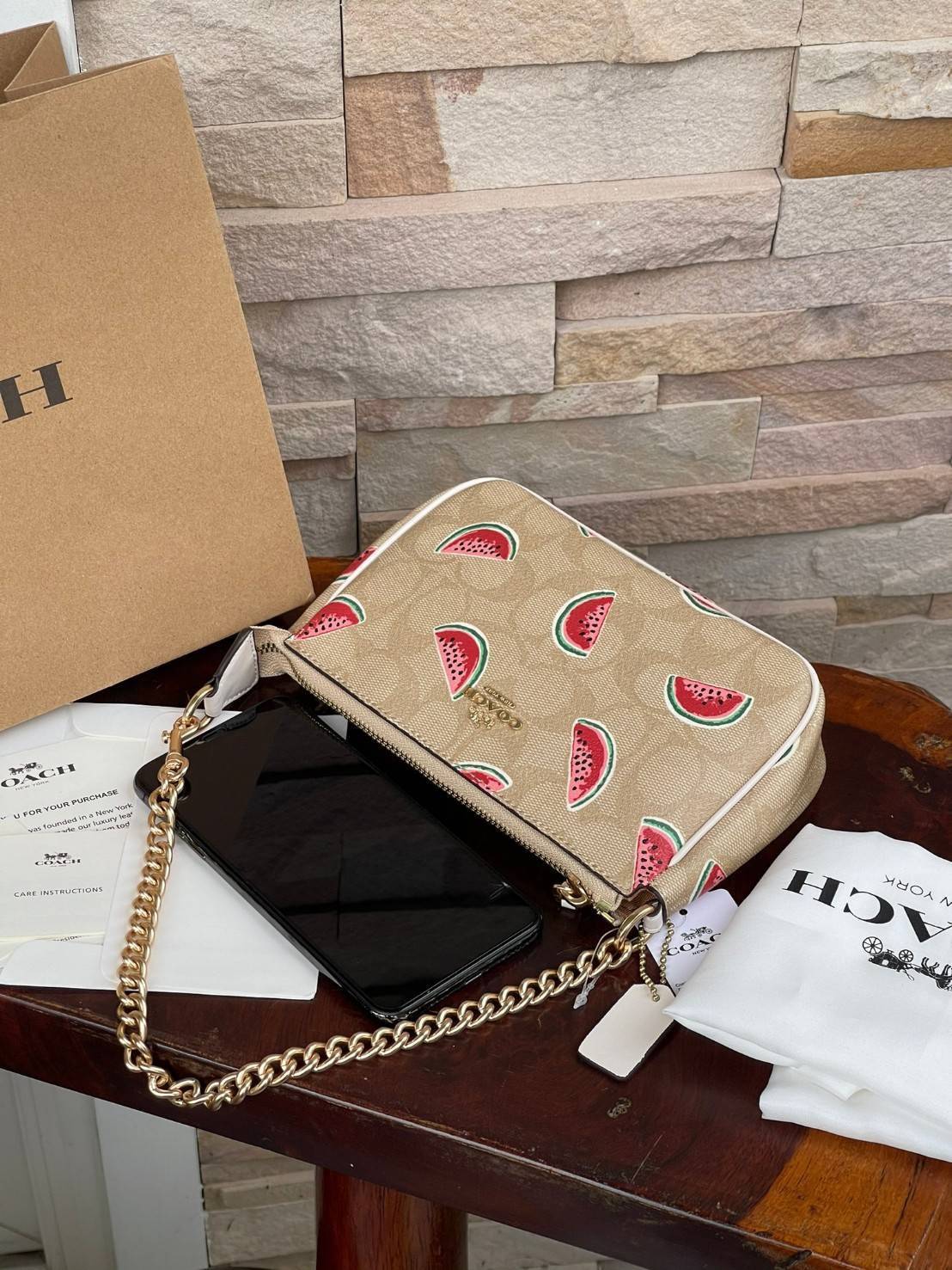 OUTLET 】Coach Signature Top Handle Coach Pouch with Strawberry, Watermelon, Ladybug พร้อมส่งที่ไทย เป็นอีกรุ่นหนึ่งที่ได้รับความนิยมในหมู่สาว ๆ ค่ะ นอกจากราคาจะไม่สูงแล้ว ยังมีรูปทรงที่น่าสนใจอีกด้วย กะทัดรัดแต่ใช้งานง่าย เหมาะกับทุกโอกาส สำหรับกระเป๋าคล้
