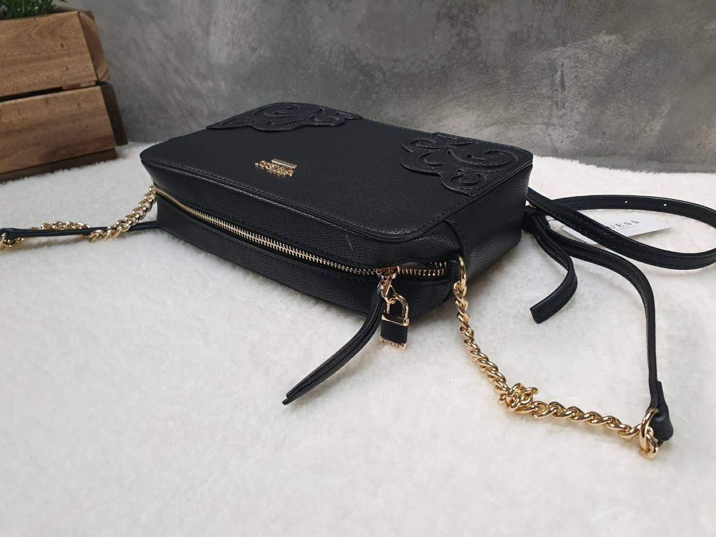 กระเป๋าสะพายข้าง guess ทรงสวย ด้านหน้าติดโลโก้แบรนด์ ลายสวยงาม สายยาวตัดแต่งโซ่และหนัง สามารถปรับความยาวได้ ตัวจับซิป มีกุญแจตีแบรนด์เพิ่มความโก้หรู ซิปเปิดง่าย ด้านในมีช่องซิป และช่องเสียบบัตร ติดโลโก้แบรนด์ บุผ้าแบรนด์ทั้งใบ สวย คุ้มราคา
