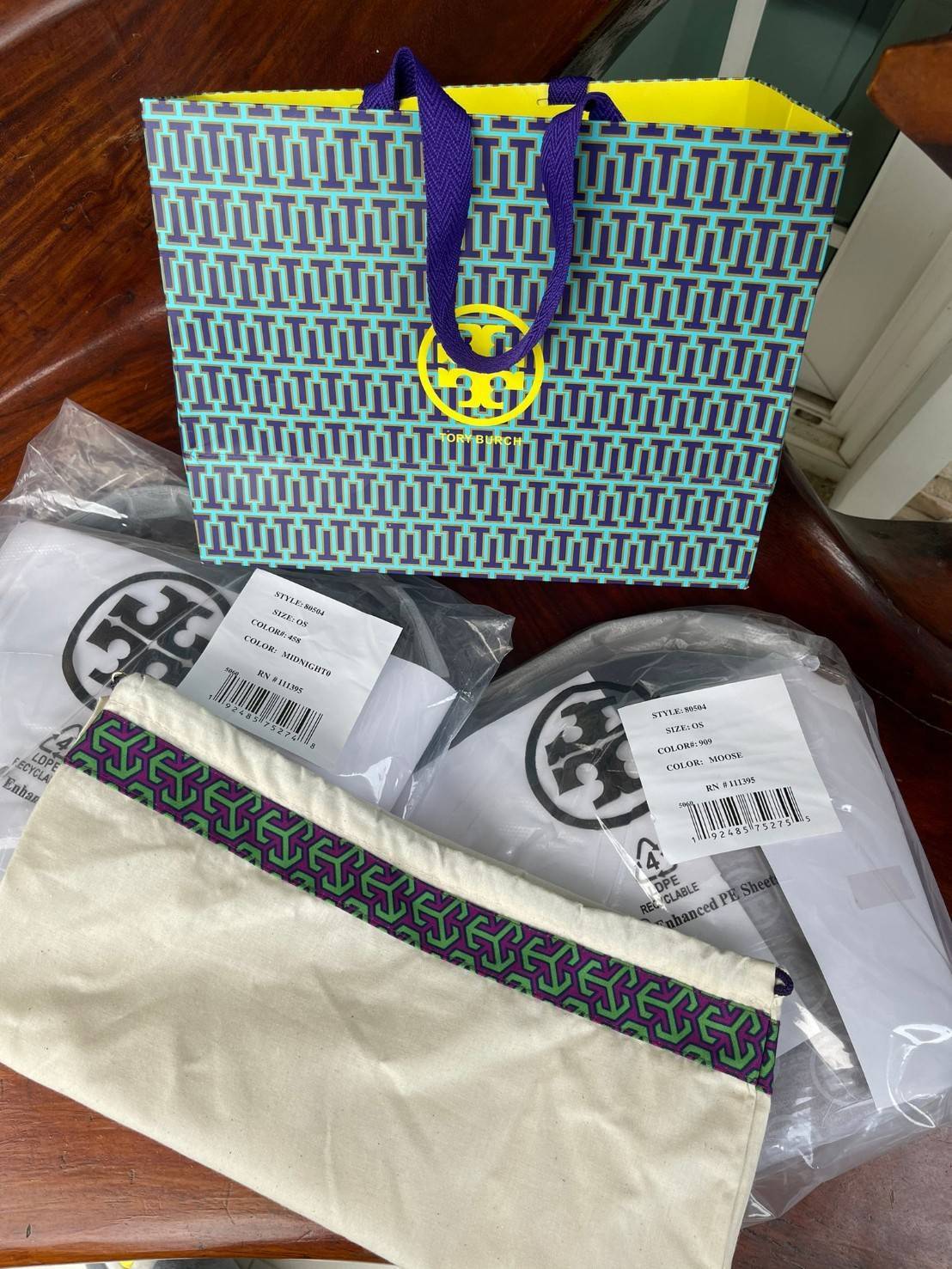 Tory burch T monogram leather bucket bag ดีไซน์สวยงามตามแบบฉบับของแบรนด์แล้ว ยังคงคำนึงถึงการใช้ได้จริงในชีวิตประจำวันอีกด้วย ไม่ว่าจะเป็นกระเป๋าสะพายมาในแบบ Tote Bag ที่ทำจากวัสดุหนังแท้