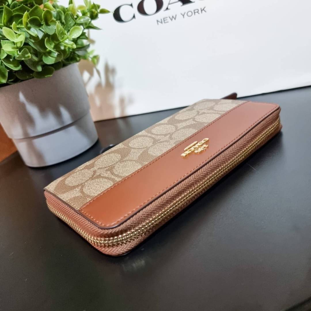COACH F76873 ACCORDION ZIP WALLET IN SIGNATURE CANVAS Best seller กระเป๋าสตางค์รุ่นคลาสสิค ซิกเนเจอร์ของแบรนด์ ที่ขายดีตลอดกาล วัสดุหนังแคนวาสเคลือบสลับหนังแท้ เปิด-ปิดด้วยซิปรอบ รูดใช้งานง่าย ใส่บัตรได้ มีช่องซิปใส่เหรียญ ใส่มือถือได้ พกใบนี้ใบเดียวเอาอย