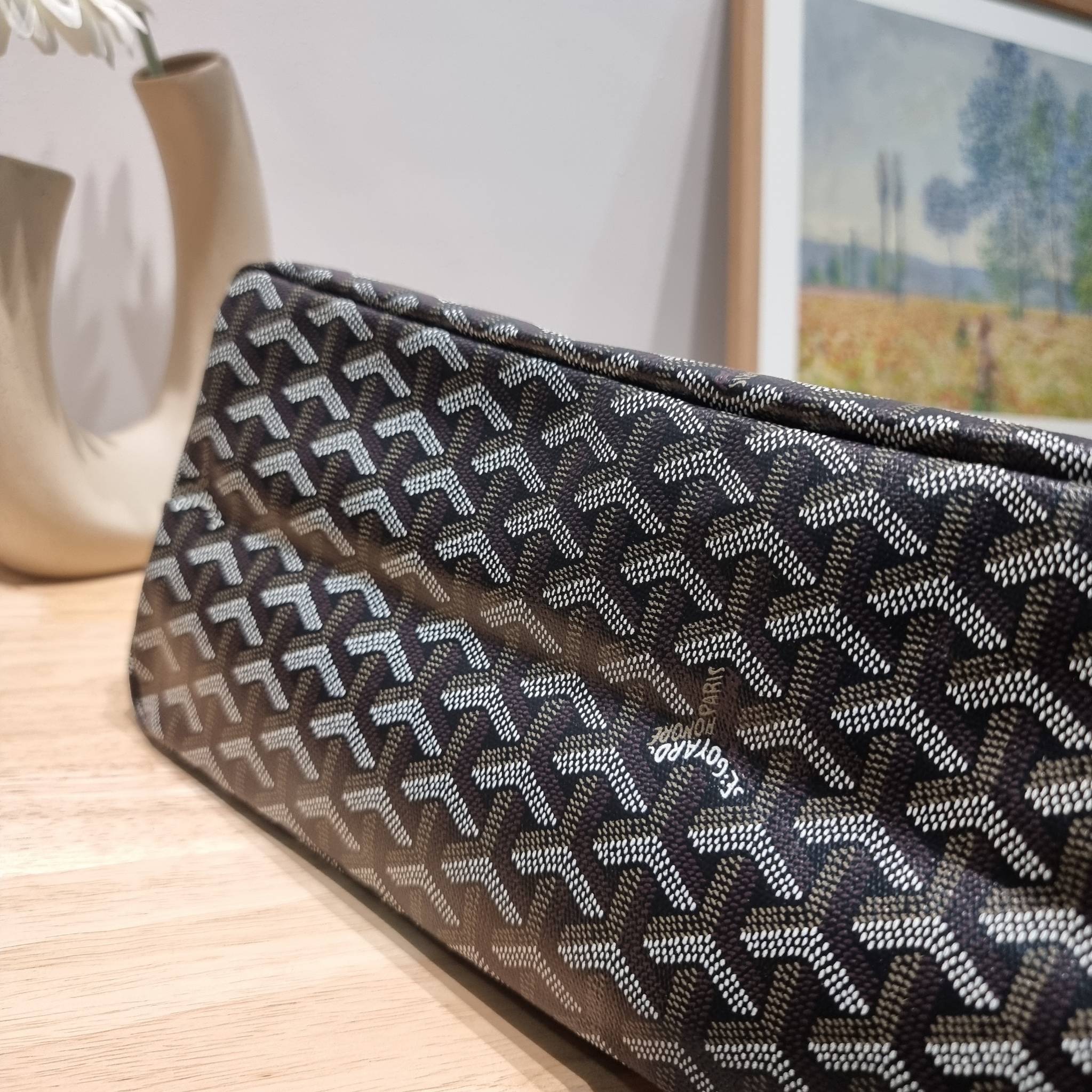 GOYARD BOHEME HOBO BAG / GOYARD HOBO กระเป๋าสะพายทรงโฮโบ ใบใหญ่จุใจ!! มาครบสีขายดี เลิศทุกสี รูปทรงคลาสสิค ดีไซน์เป็นเอกลักษณ์ วัสดุหนังแคนวาสพิมพ์ลายสวยคม ปากกระเป๋ามีซิปเปิด-ปิดกันของหล่นได้ ภายในโล่งกว้างมาก มาพร้อมสายคล้องในตัว ทนทาน สะพายสวยๆได้ทุกวั