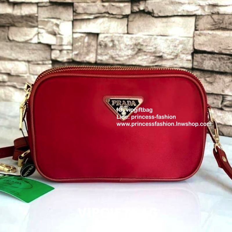 PRADA CROSSBODY BAG WITH ZIP GIFT WITH PURCHASE (GWP) กระเป๋าสะพายพรีเมี่ยมกิ้ฟ Limited Edition จากเคาน์เตอร์แบรนด์ดีไซน์เรียบหรูดูดี วัสดุ Nylon & Polyester 100% เนื้อหนาคุณภาพดีตามแบบฉบับของแบรนด์ ด้านหน้าประดับโลโก้มีช่องแบ่ง2 ช่องเป็นสัดส่วนเปิดปิดด้ว