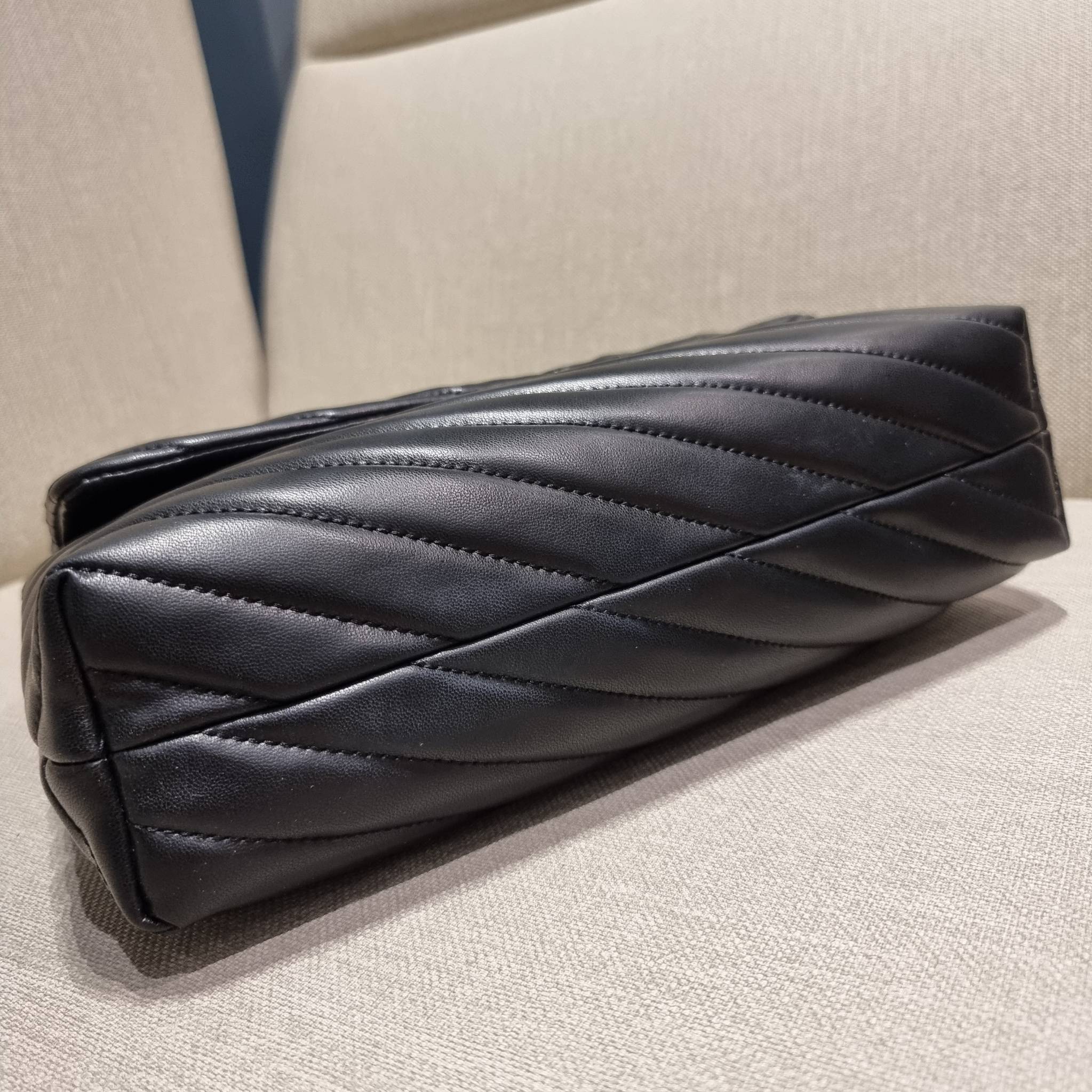 TORY BURCH KIRA CHEVRON CONVERTIBLE SHOULDER BAG กระเป๋าสะพายรุ่นยอดฮิต ไซส์ใหญ่จัดเต็มให้เน้นๆ ใช้ยังไงก็ดูหรู ดีไซน์เฉพาะตัว วัสดุหนังแกะ สัมผัสนิ่ม เปิด-ปิดด้วยกระดุมแม่เหล็ก ภายในเป็นช่องโล่ง แบ่งสัดส่วนไว้ดีมากๆ ใส่กระเป๋าสตางค์ มือถือ เครื่องสำอางค์