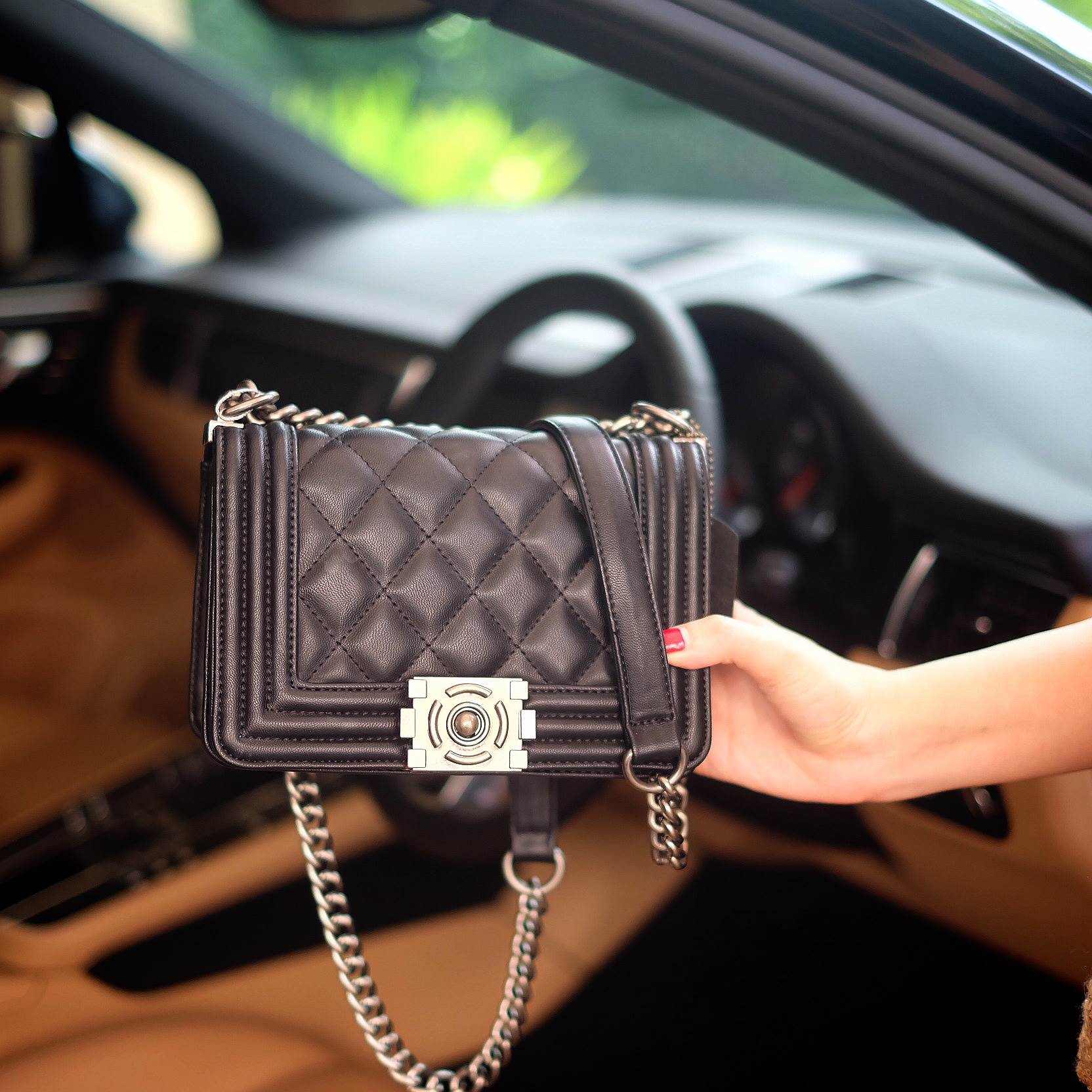 ใหม่ Size 8 นิ้ว มินิๆ น่ารักมาก ทางร้าน ได้กระเป๋า จากแบรนด์ KEEP รุ่น KEEP shoulder Luxury Quited bag สวย หรู เท่ มากๆ เลยน๊า กระเป๋าอยู่ทรง หนังแกะสังเคราะห์นิ่มตึงสวยมากคะ สายโซ่ มีที่รองไหล่ สะพายสบายคะ สายปรับ สั้น ยาวได้คะ ใบจริงสวยมาก เข้ากับชุดได