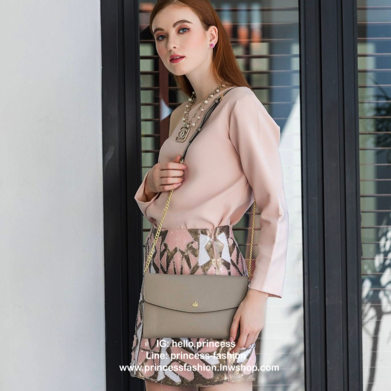 คลัชมาใหม่ สัปดาห์นี้ค่า ‘ Stair ‘ Clutch bag ✔️รอบนี้เข้าเพิ่มอีก 5 ลายเลยน๊า หลังจากปล่อยคอลเลคชั่นแรกออกไปแล้วได้รับความนิยมมากๆ รอบนี้จัดเฉดสีกลางๆ ให้แมทช์ง่ายกับชุดด้วยค่า **หนังวัวแท้ค่า