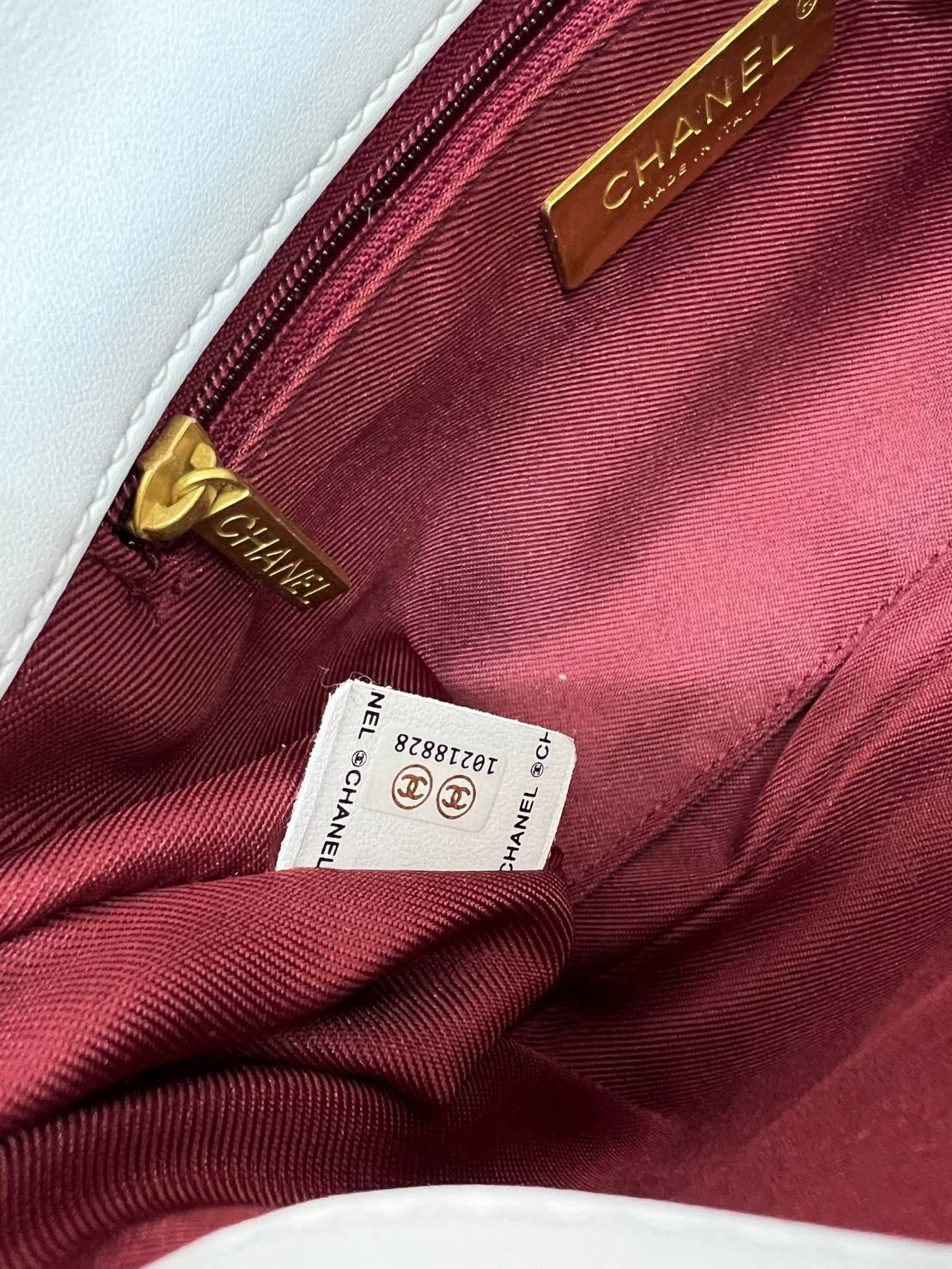 CHANEL 19 FLAP BAG / CHANEL LEATHER SHOULD BAG จำนวนจำกัด_หนึ่งในรุ่นที่สาวๆต้องมีค่า 🌟พร้อมส่ง ที่สุดของความคลาสสิค ห้ามพลาด ก่อนหมดค่ะ! กับกระเป๋าที่สามารถหิ้วได้