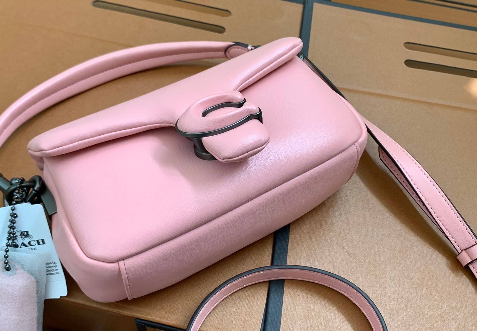 น้องสวยมากก สินค้าจริงสวยกว่าในรูป ไม่จกตาค่ะ! COACH PILLOW TABBY SHOULDER BAG 18 ((C3880)) 📣 พร้อมส่งที่ไทย คุณภาพเกินราคา! กระเป๋าหิ้ว//สะพายแบบครอสบอดี้ร์ 🔺หนัง nappa อย่างดี หนานิ่ม นุ่มมากๆ หลงรักน้องแน่นอน ✔️ใช้โลโก้แบรนด์รุ่น